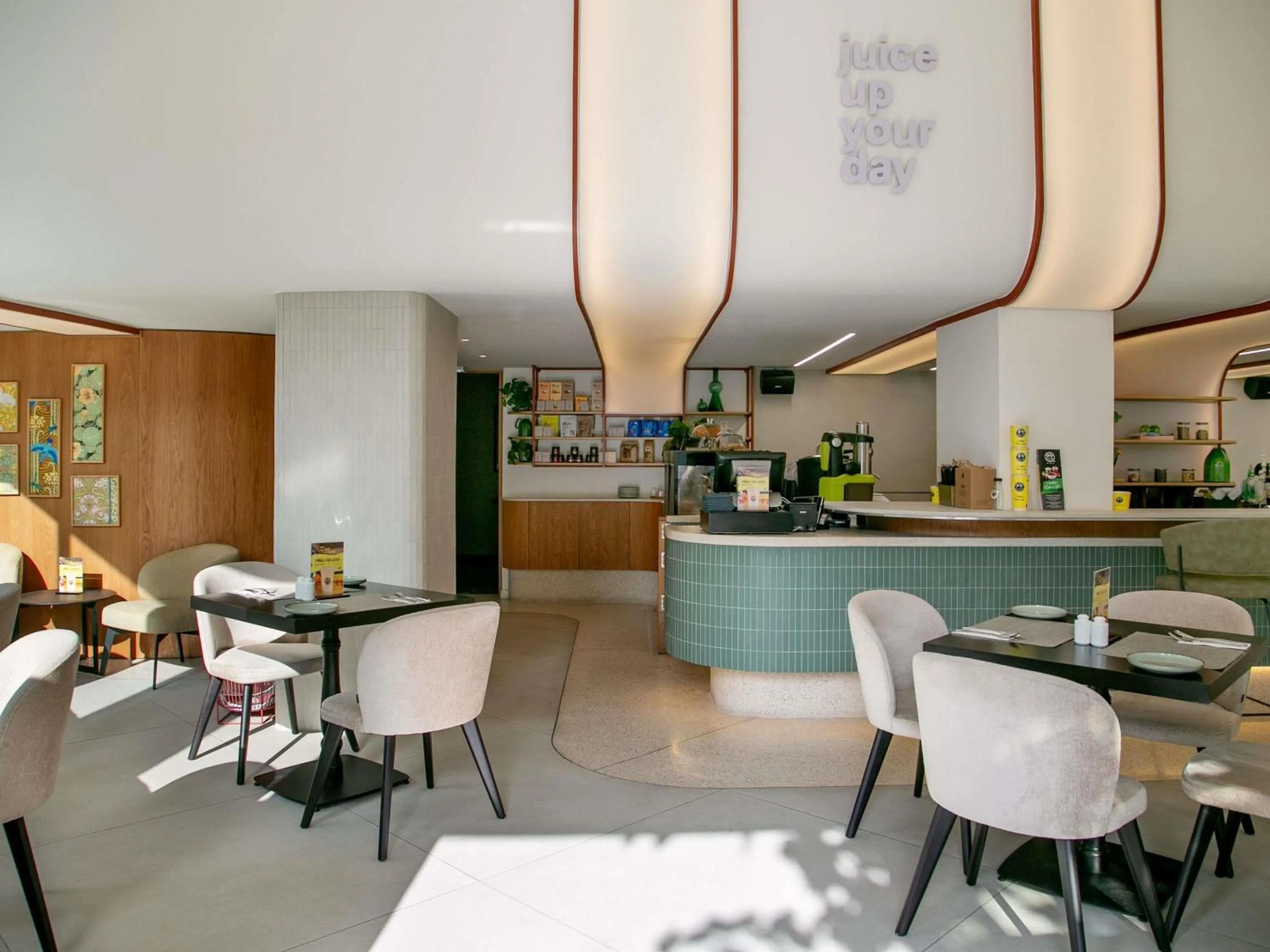 Restaurant/places to eat in Mercure Larnaca Finikoudes Beach