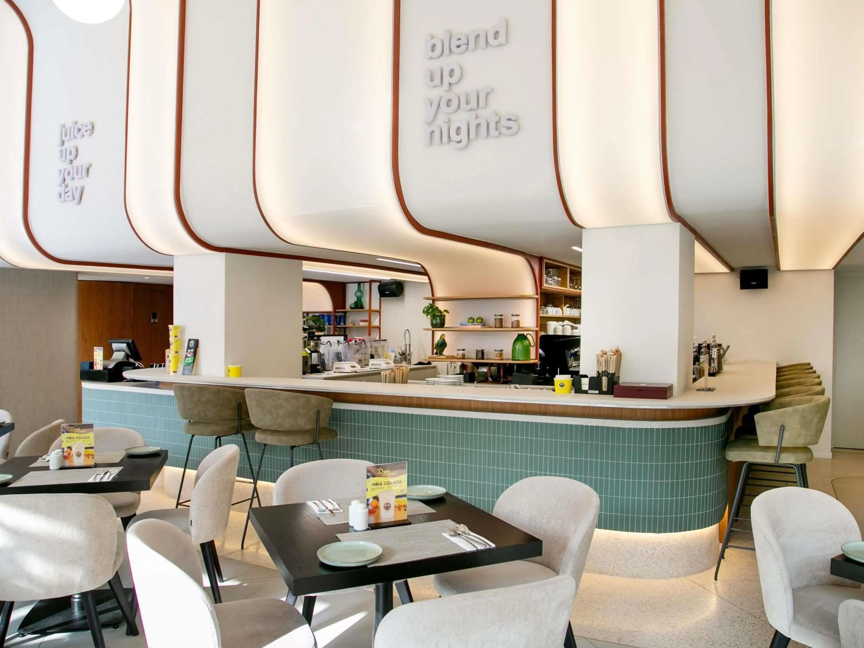 Restaurant/places to eat in Mercure Larnaca Finikoudes Beach