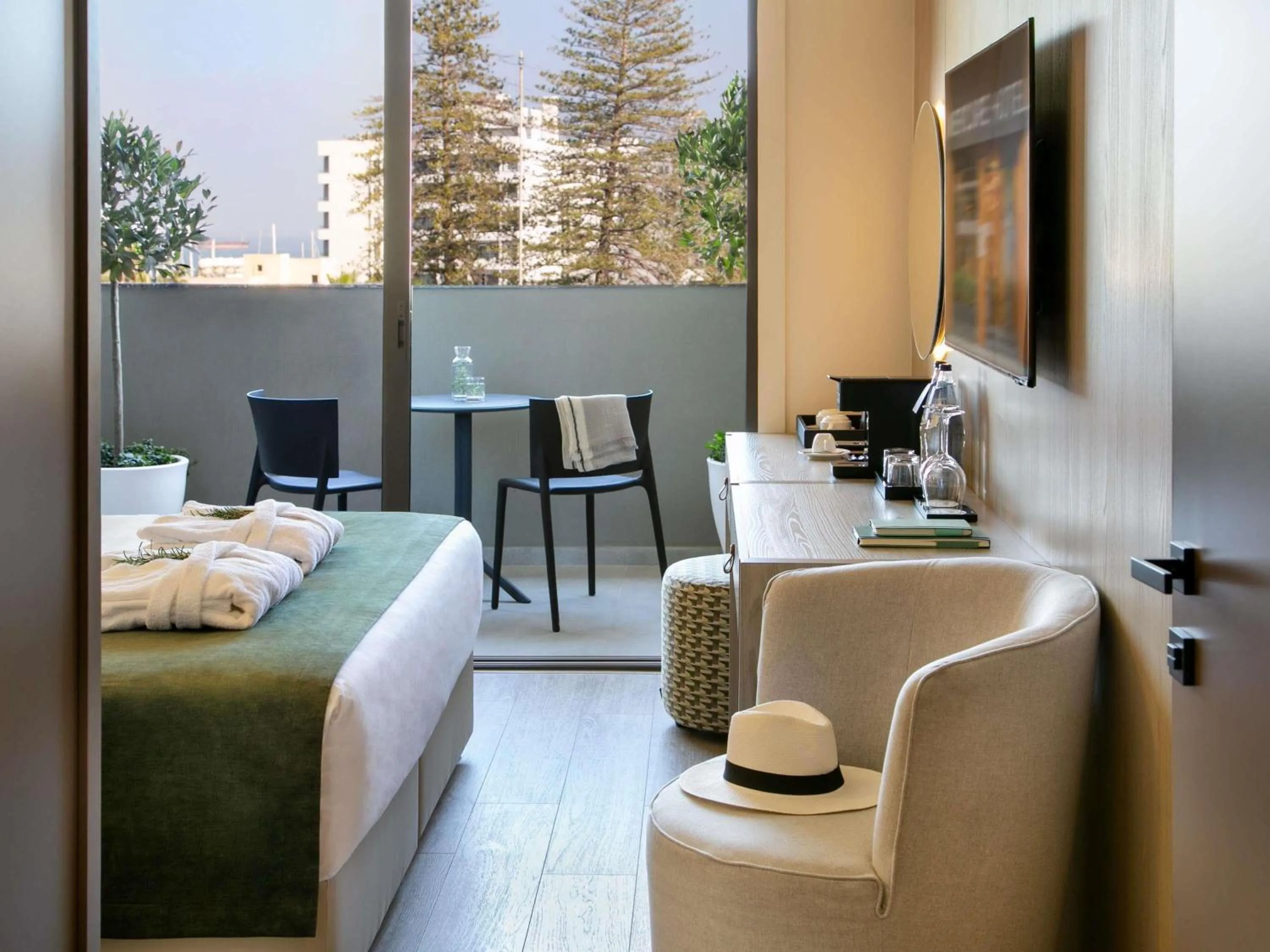 Property building, Bed in Mercure Larnaca Finikoudes Beach