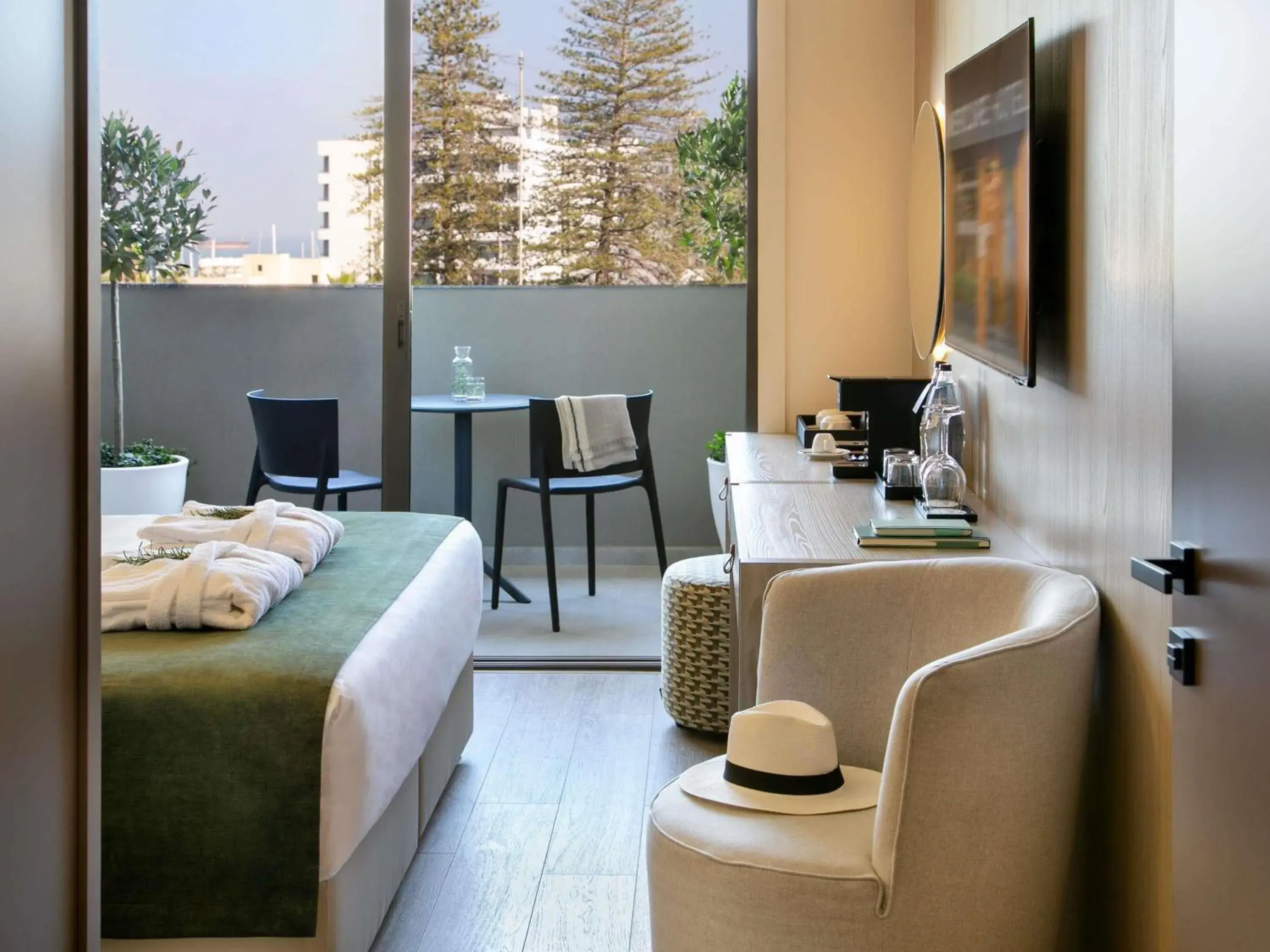 Property building, Bed in Mercure Larnaca Finikoudes Beach Property building, Bed in Mercure Larnaca Finikoudes Beach
