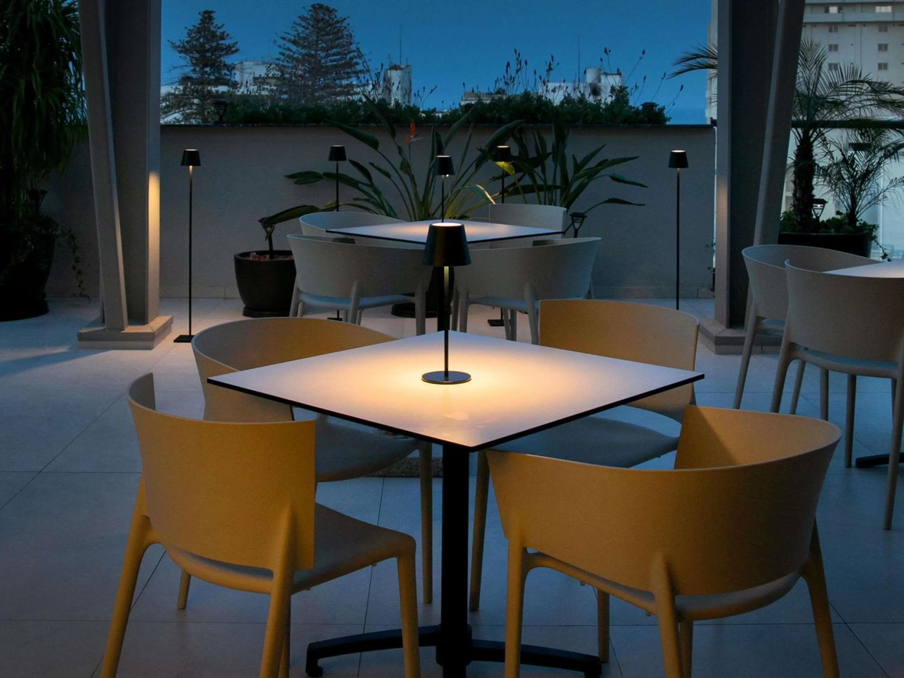 Lounge or bar in Mercure Larnaca Finikoudes Beach