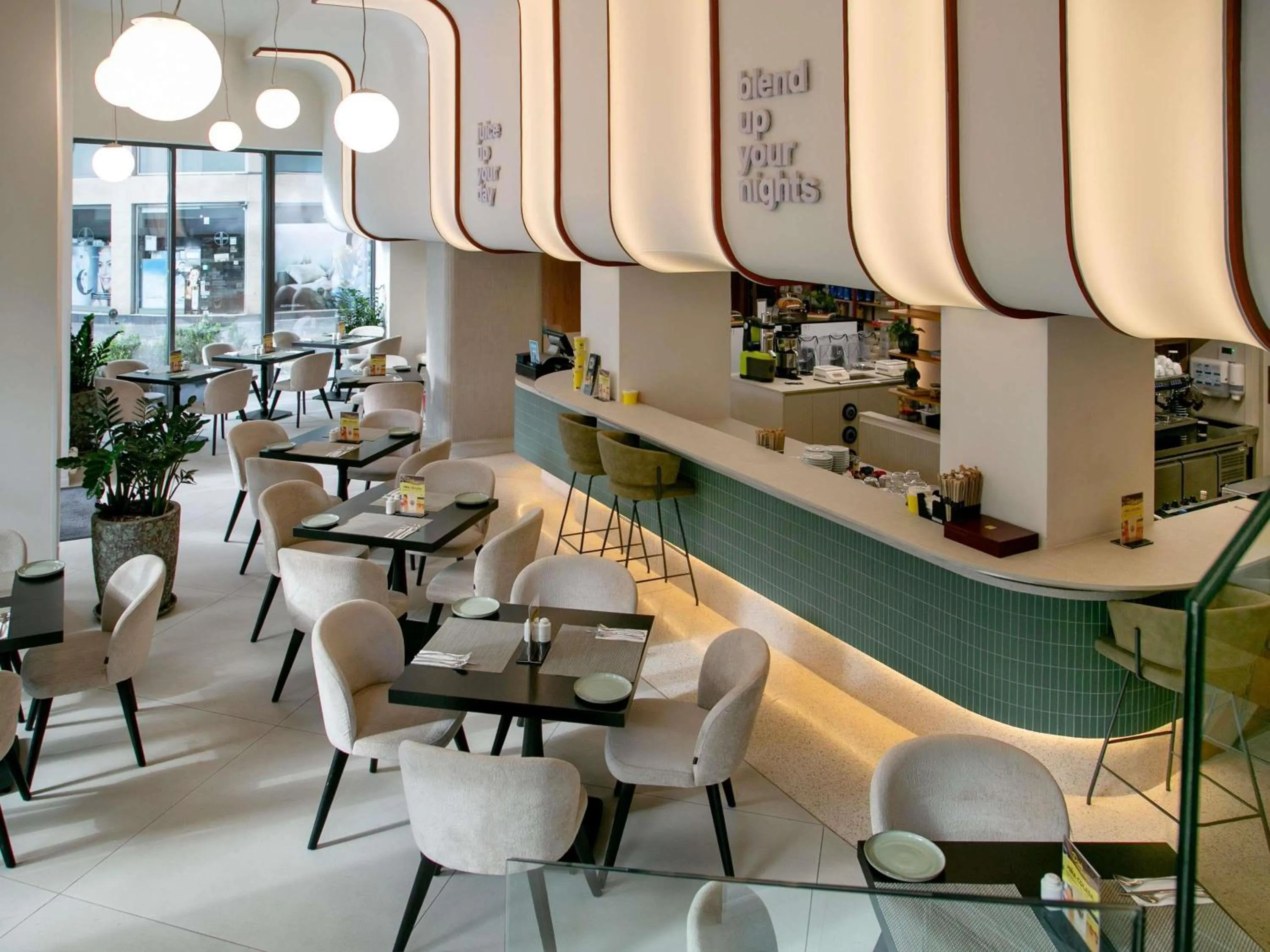 Restaurant/places to eat in Mercure Larnaca Finikoudes Beach