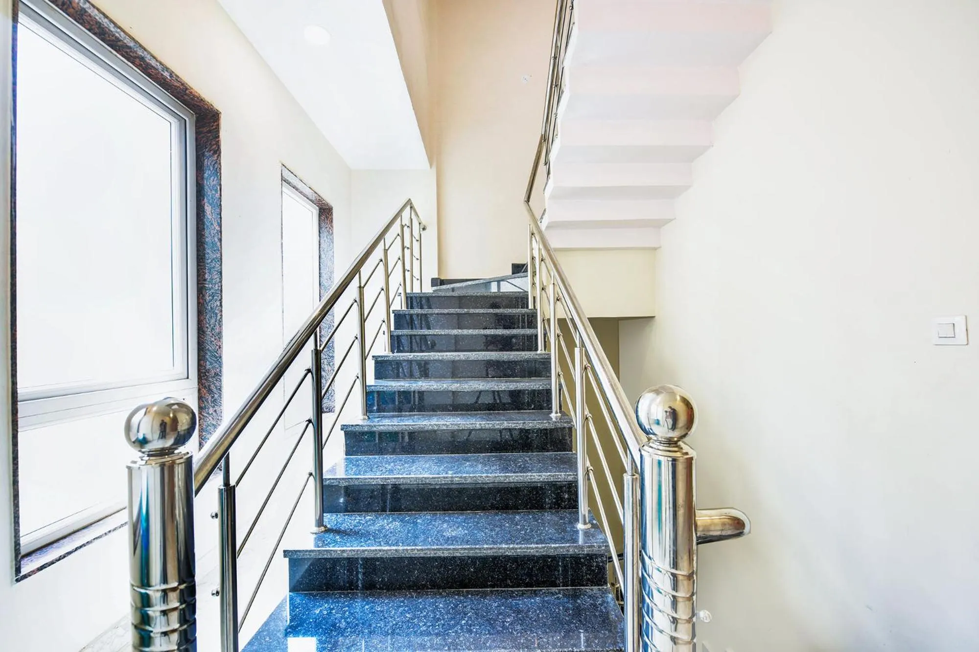 Lobby or reception in FabHotel Lohgarh Inn