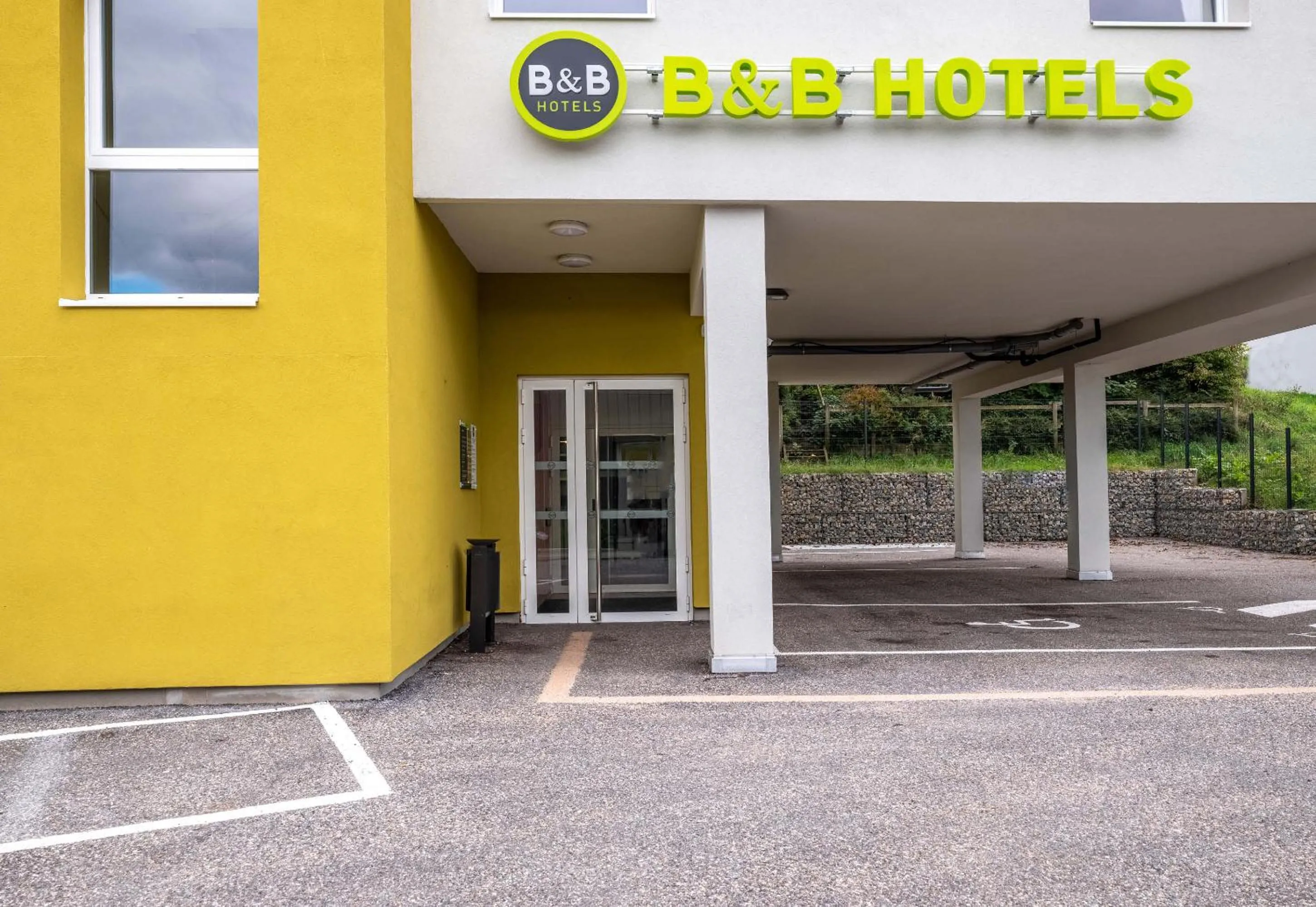 Facade/entrance in B&B HOTEL Annecy Cran-Gevrier