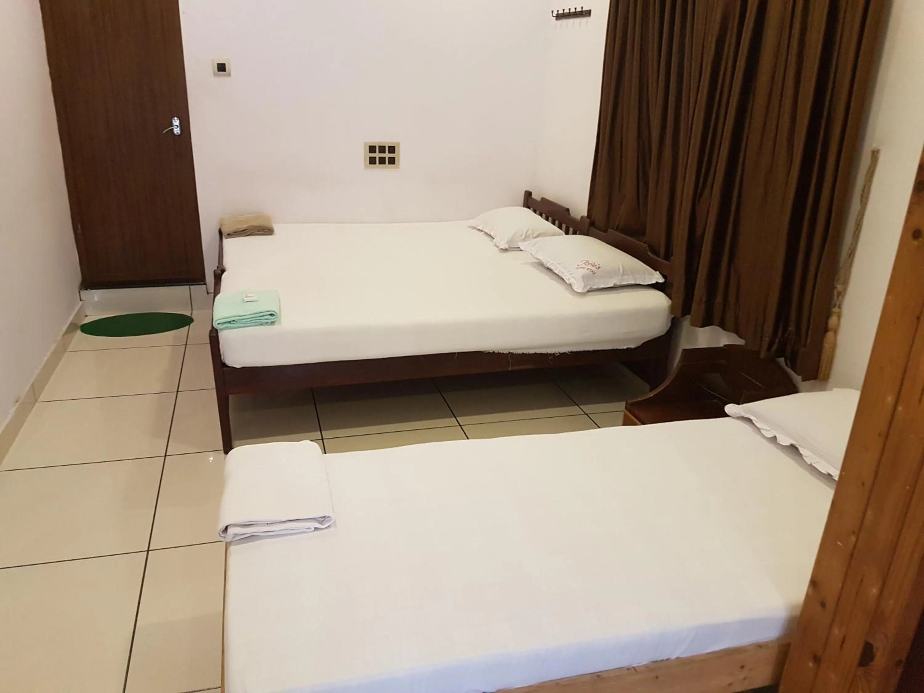 Bathroom, Bed in Jojies Homestay Fortkochi