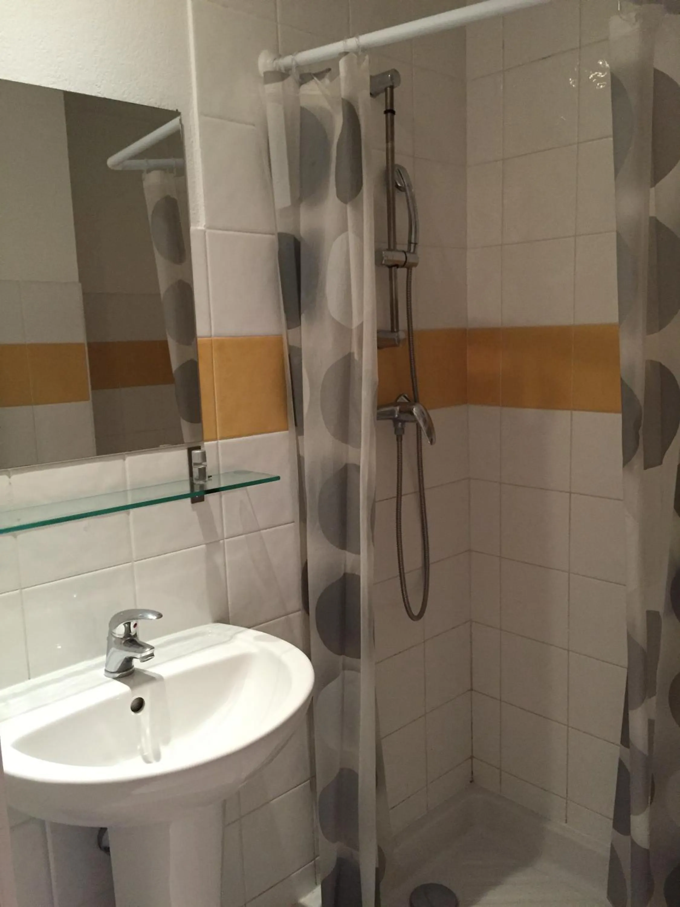 Bathroom in Hôtel du Petit Louvre