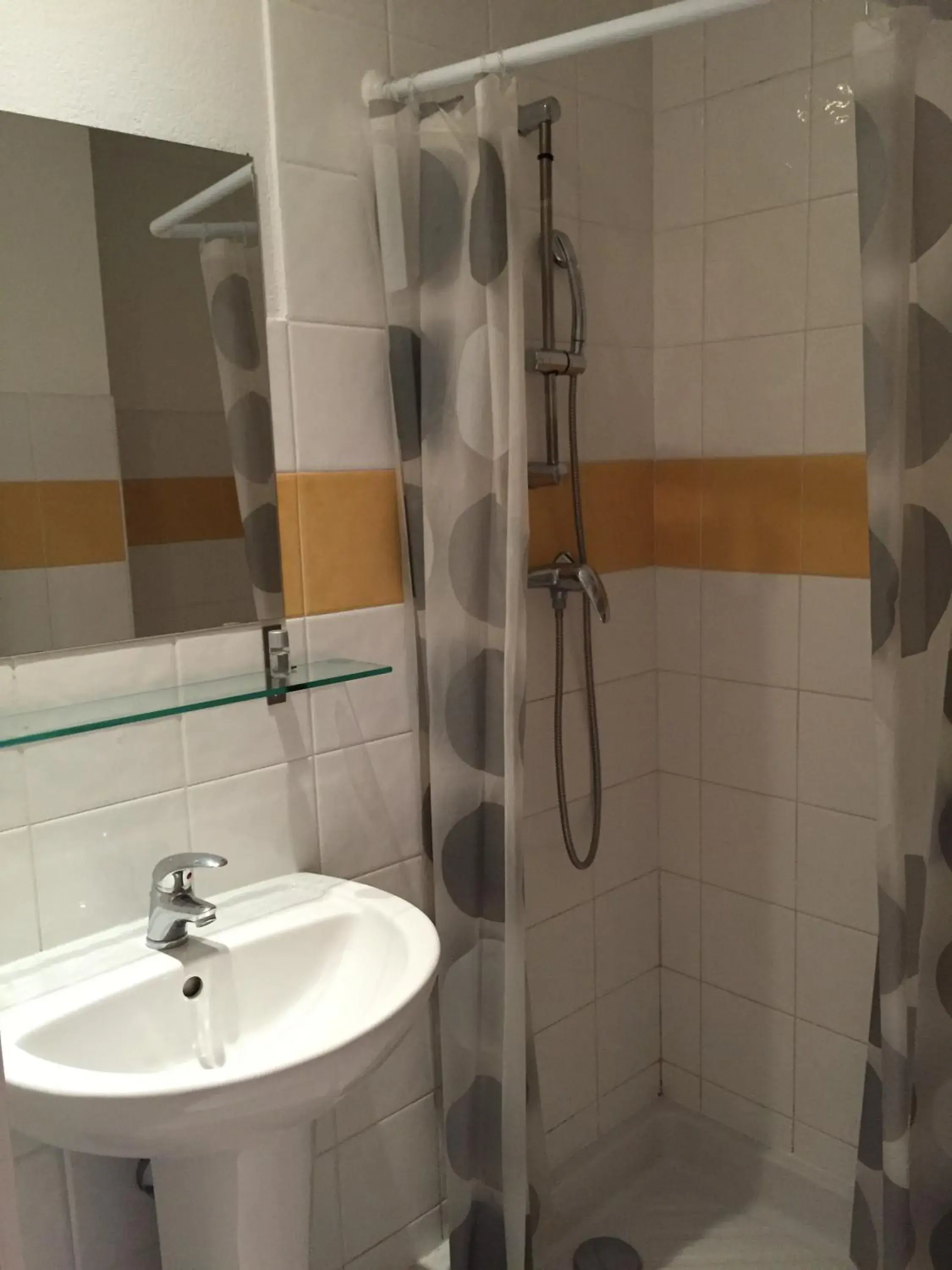 Bathroom in Hôtel du Petit Louvre