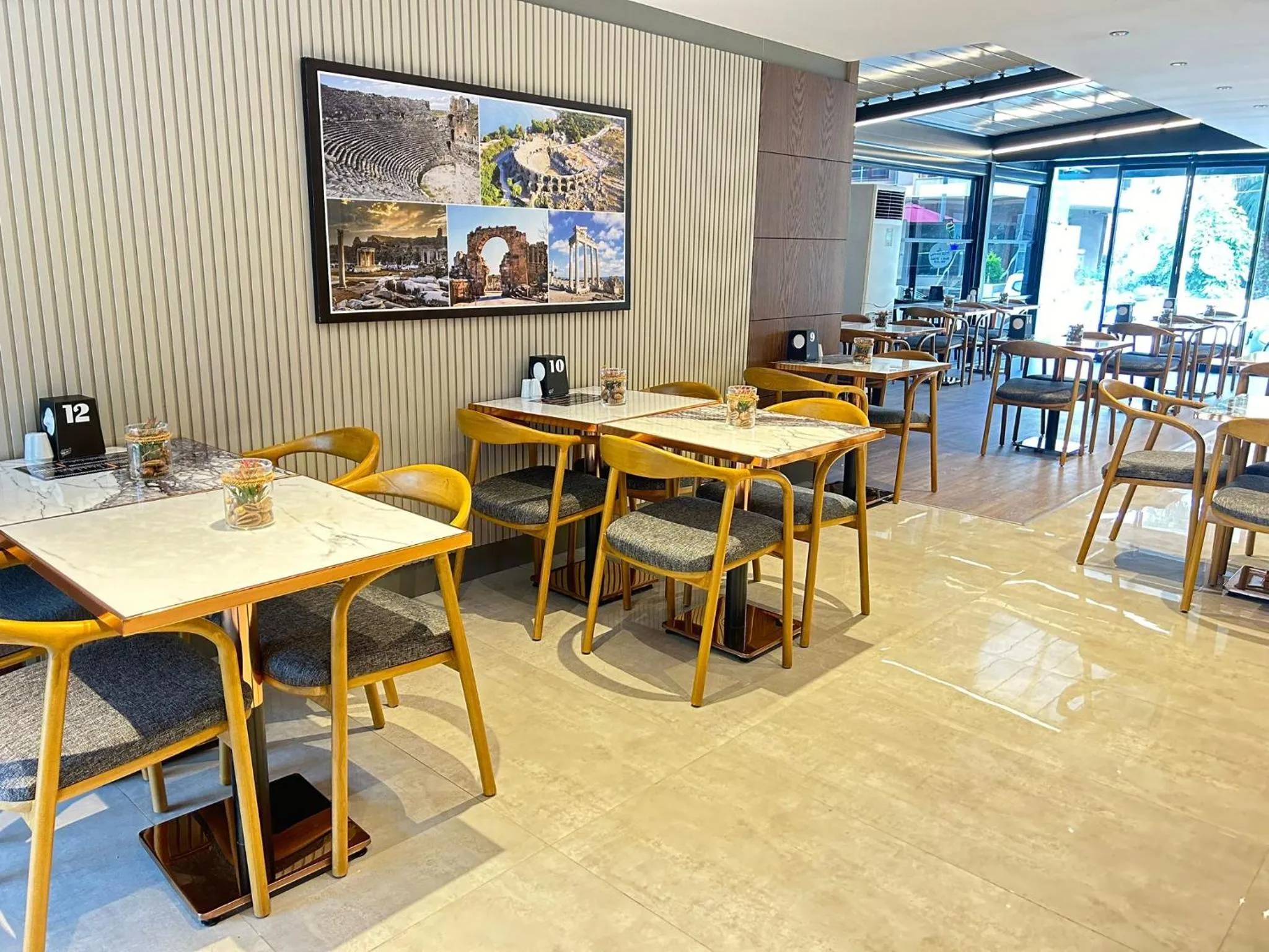 Restaurant/places to eat in Sam Hotel