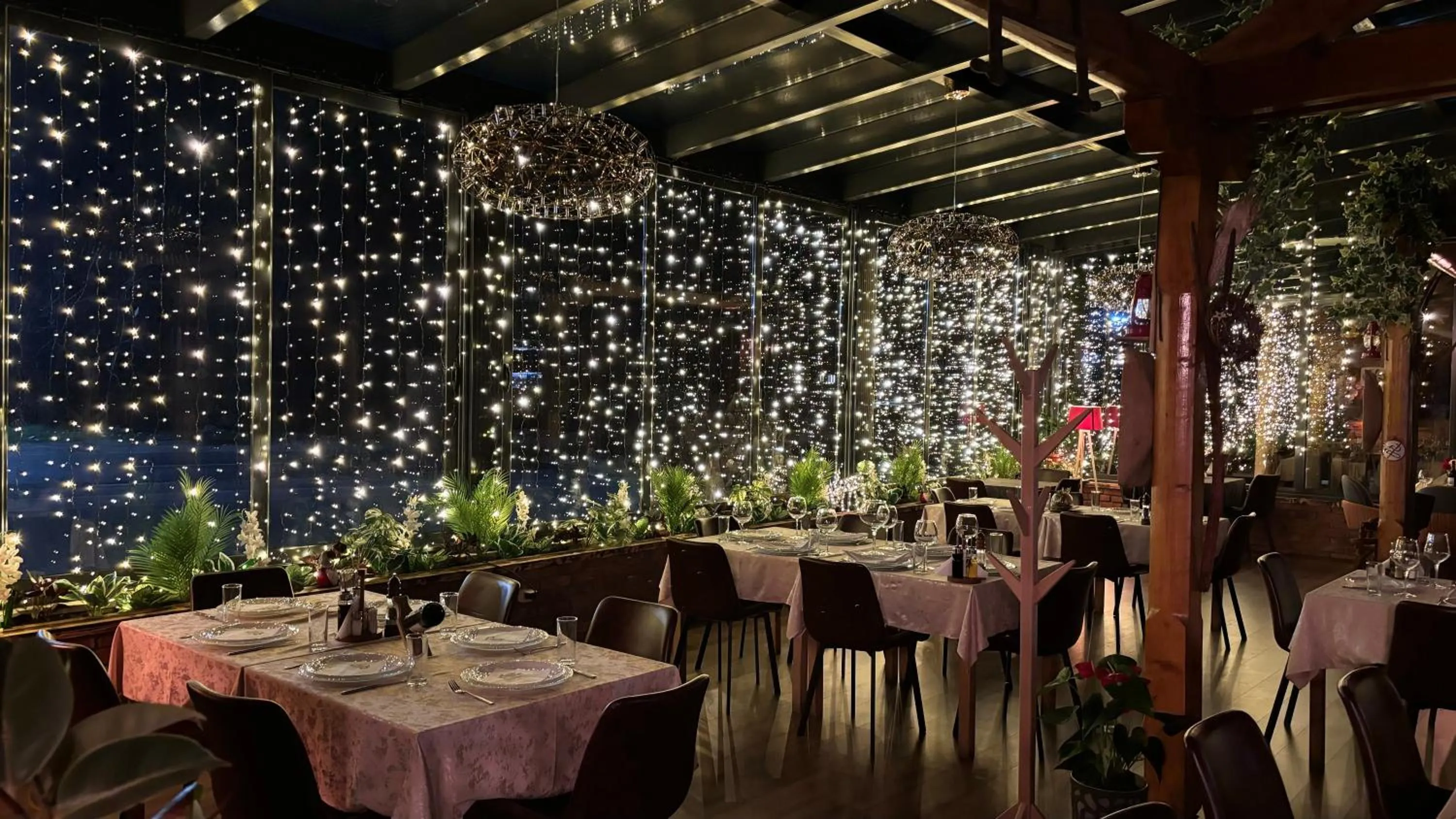 Restaurant/places to eat in Hotel Antika