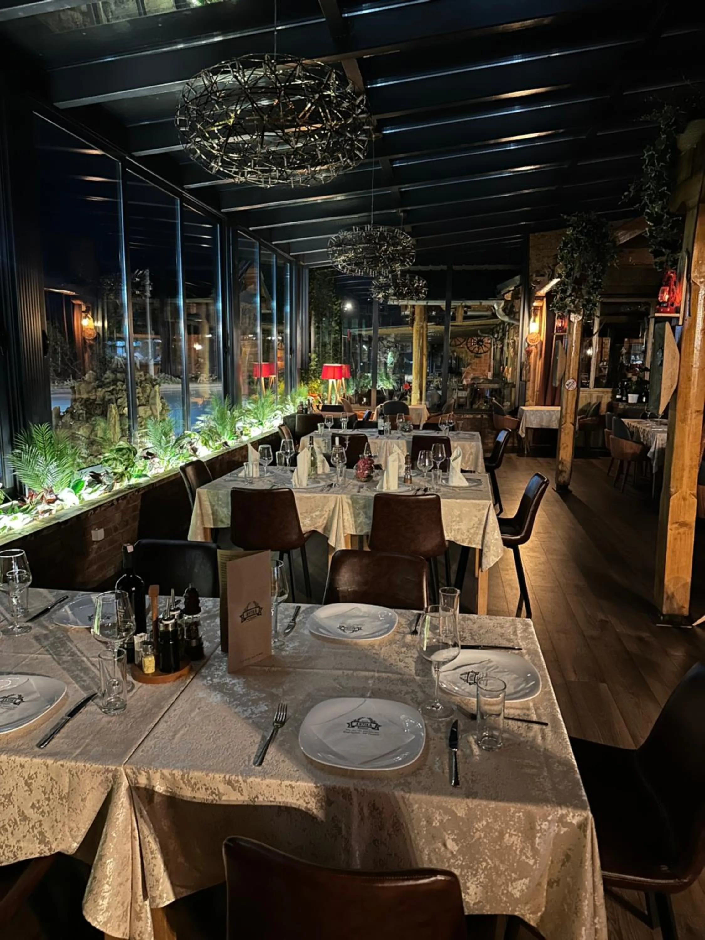 Restaurant/places to eat in Hotel Antika