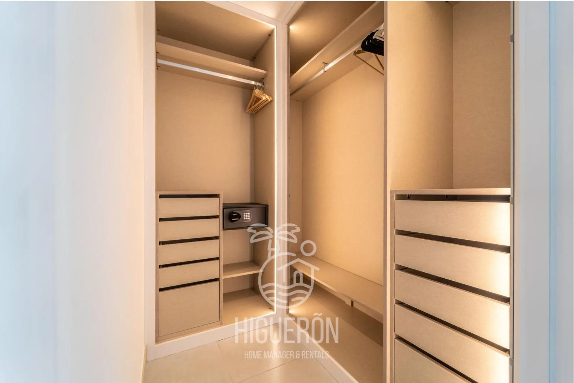 wardrobe in HigueronRentals Casa Leia
