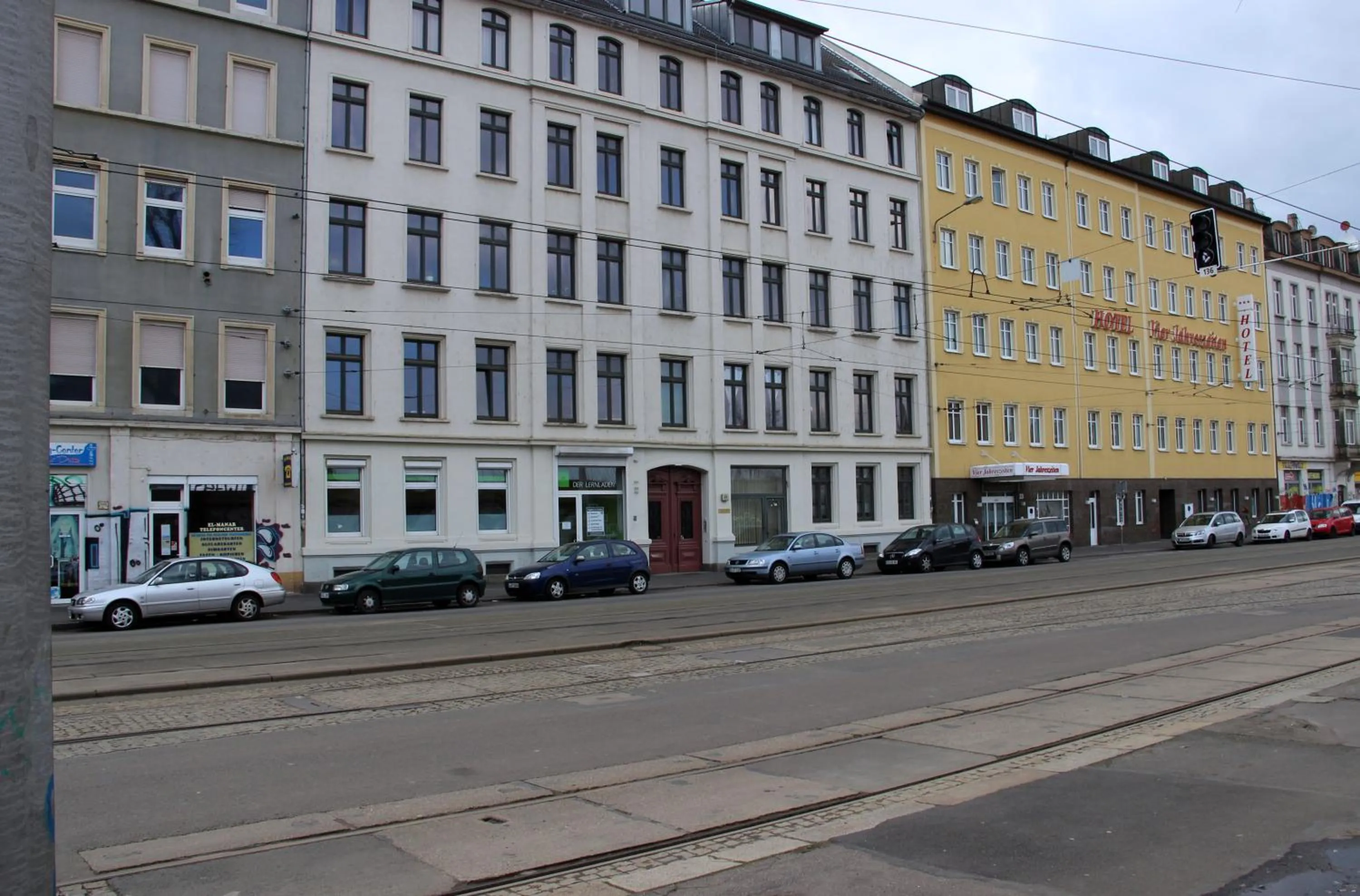 Facade/entrance in Leon Apartments