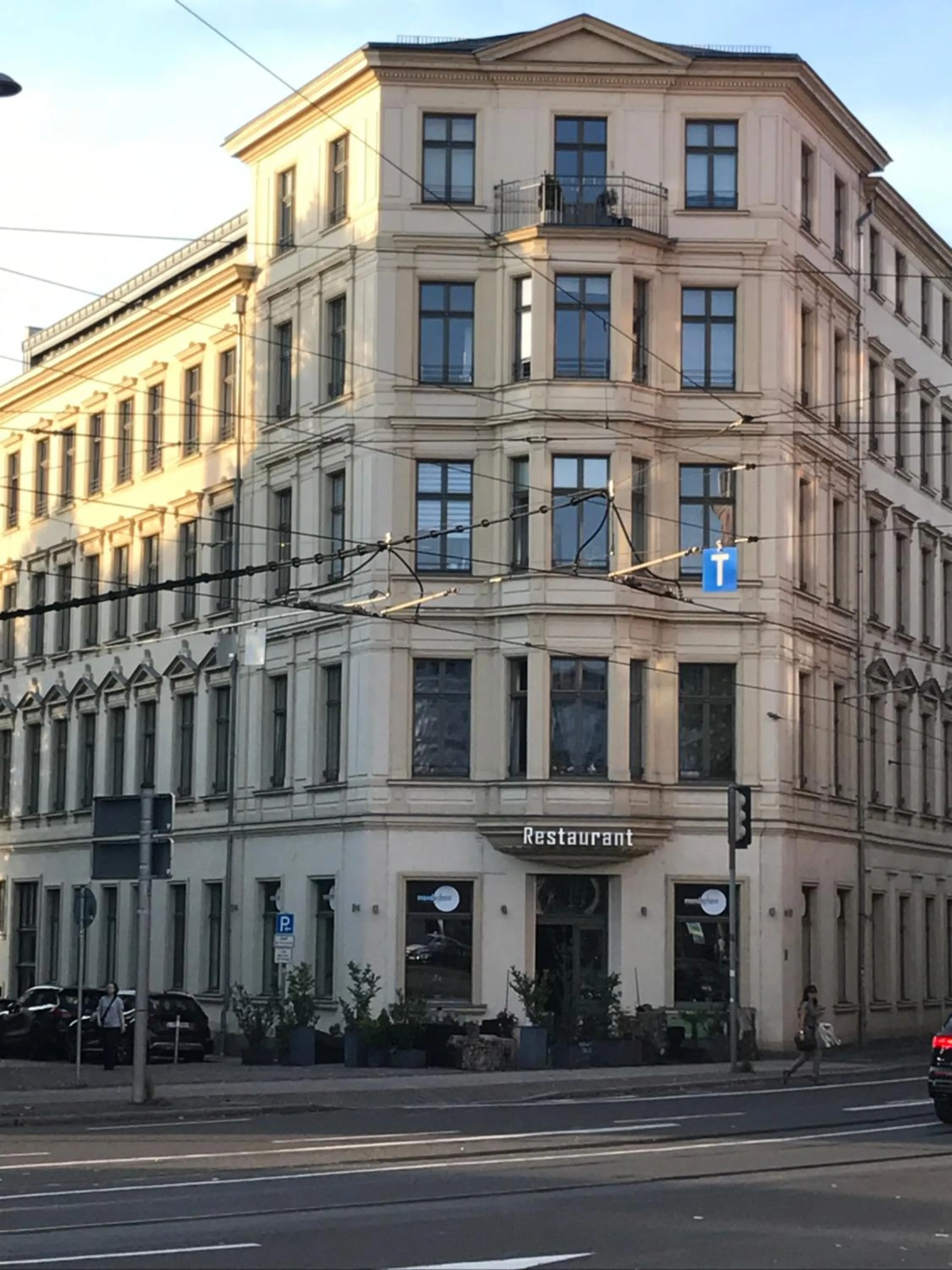 Facade/entrance in Leon Apartments