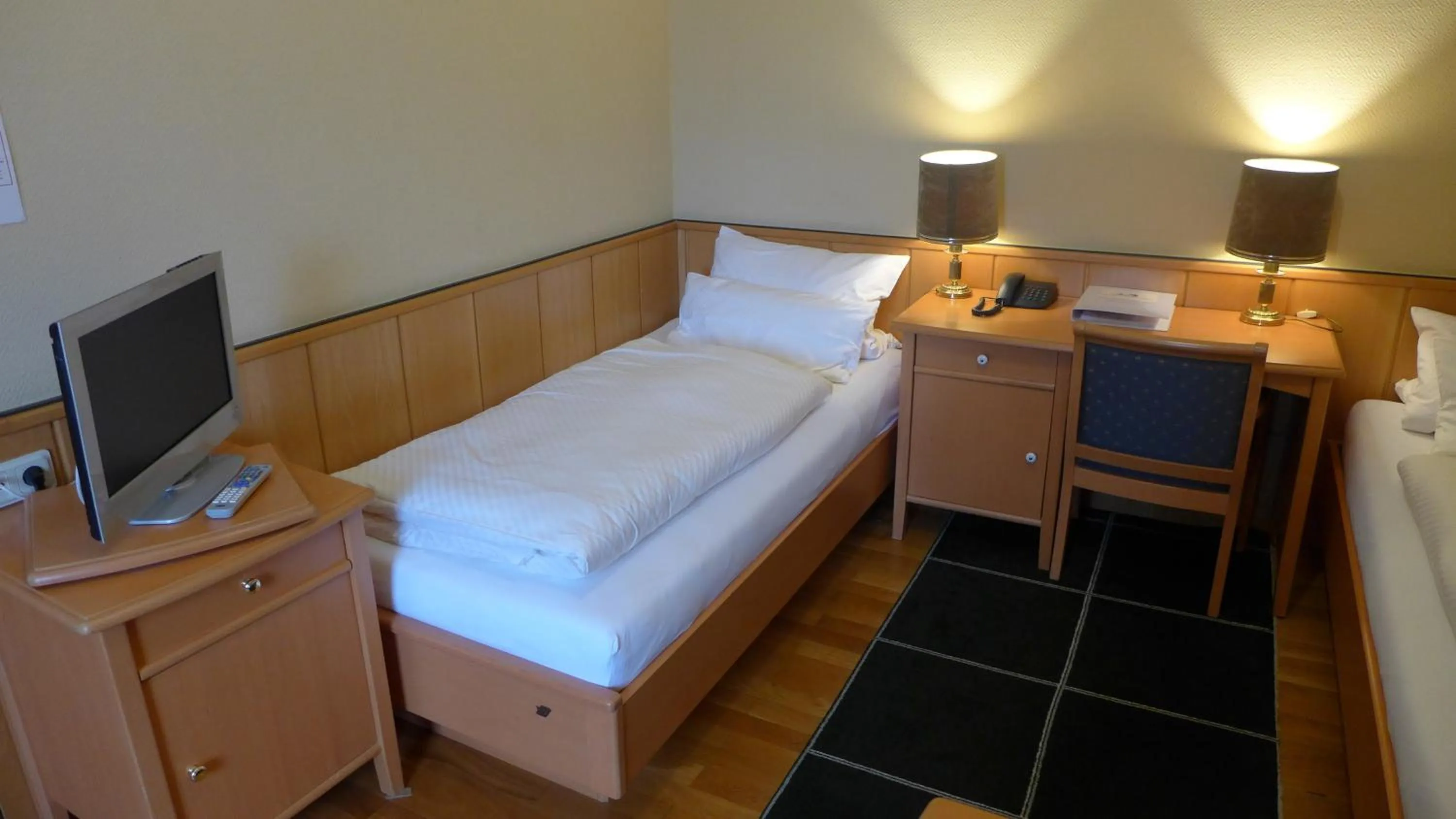 Bed in Central-Hotel Greiveldinger