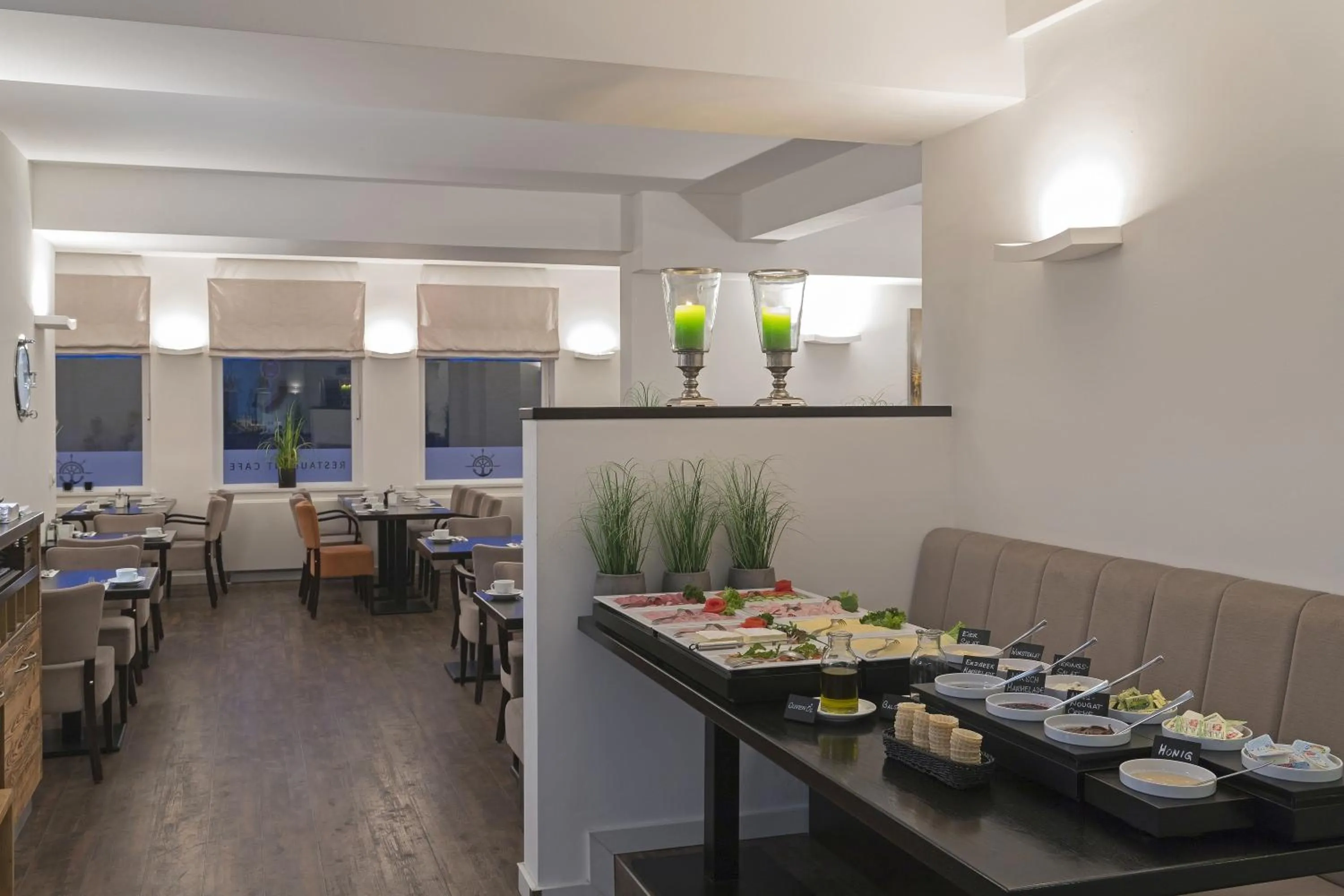 Restaurant/places to eat in Beach Hotel California