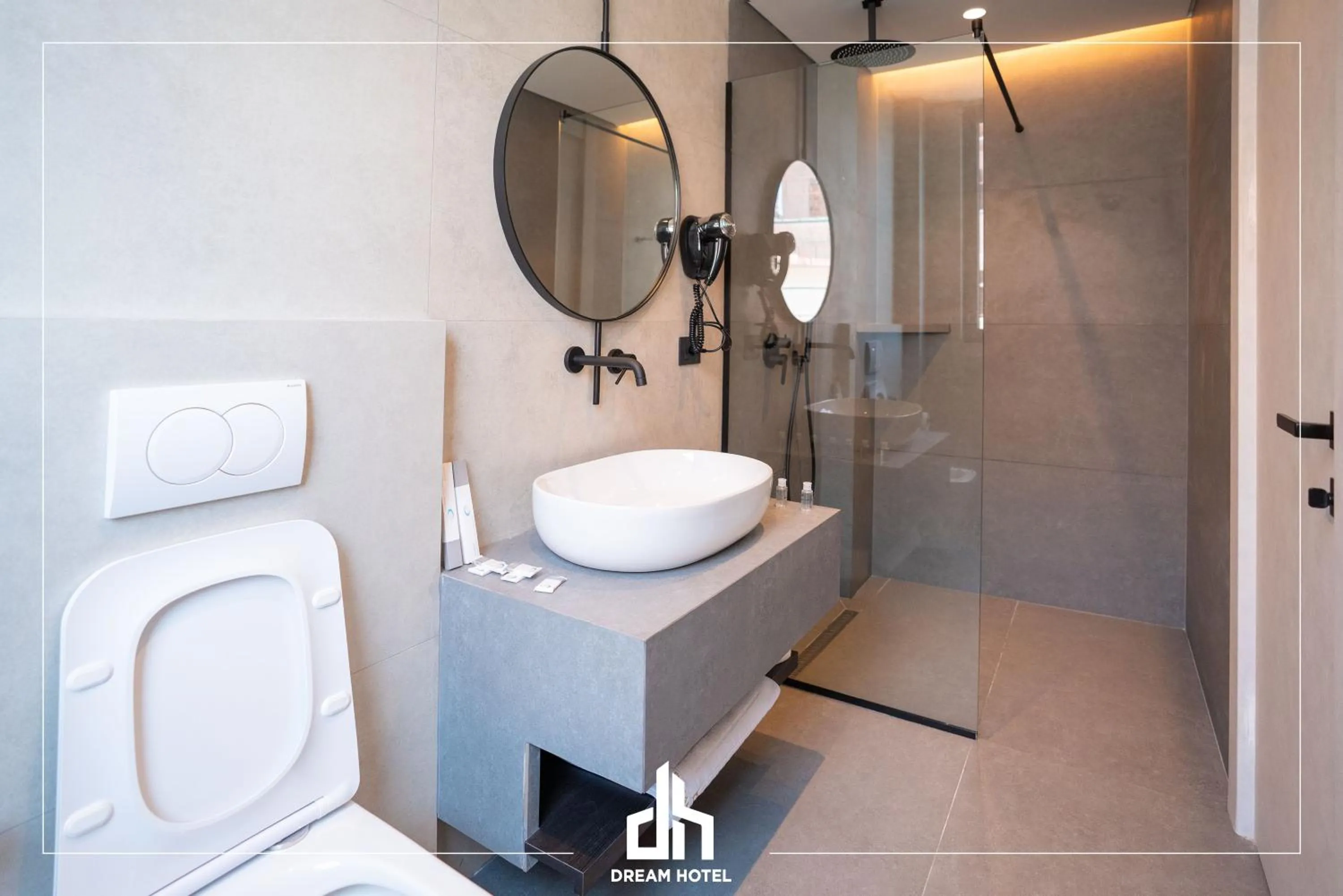 Shower in DREAM HOTEL SARANDA