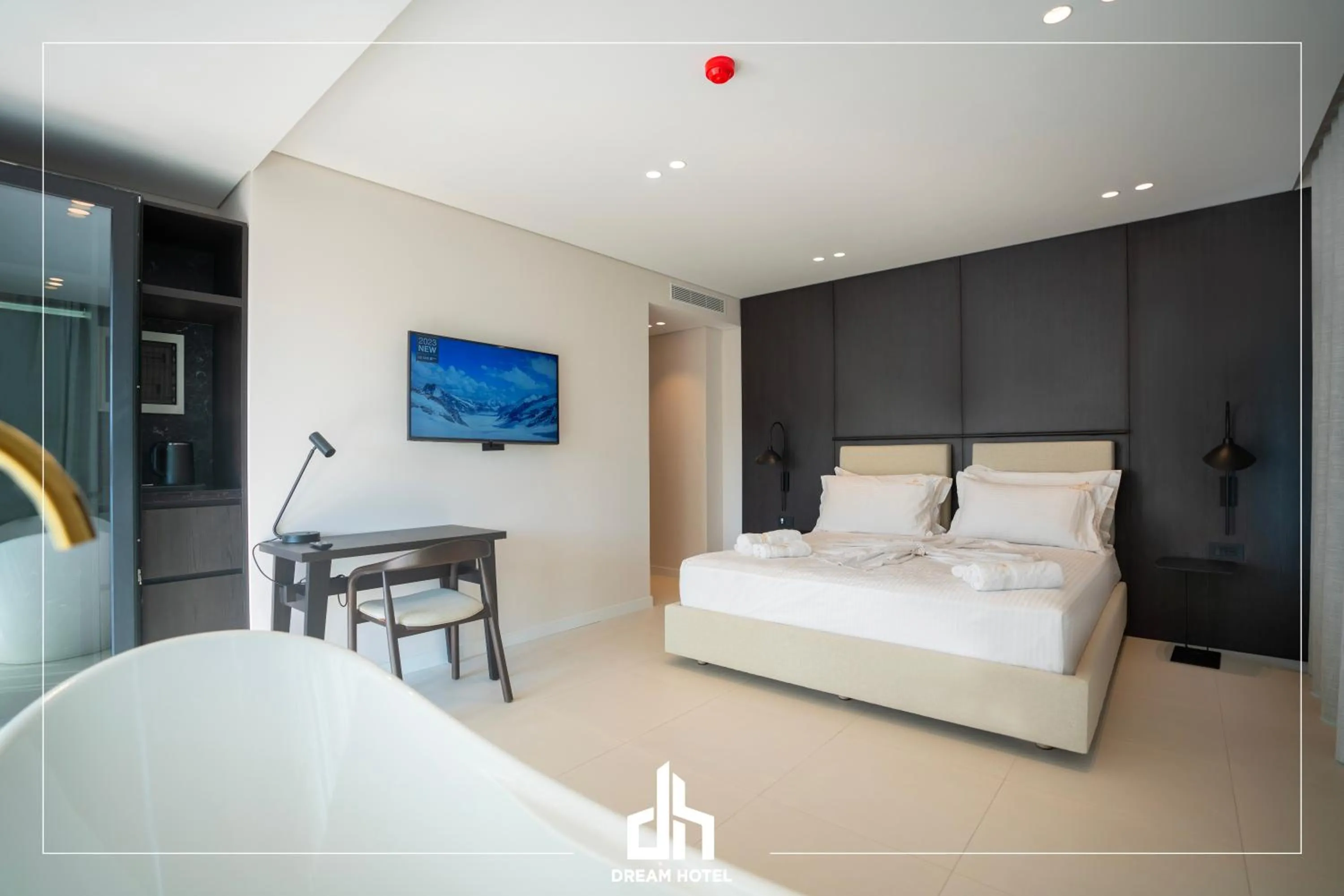 Communal lounge/ TV room, Bed in DREAM HOTEL SARANDA