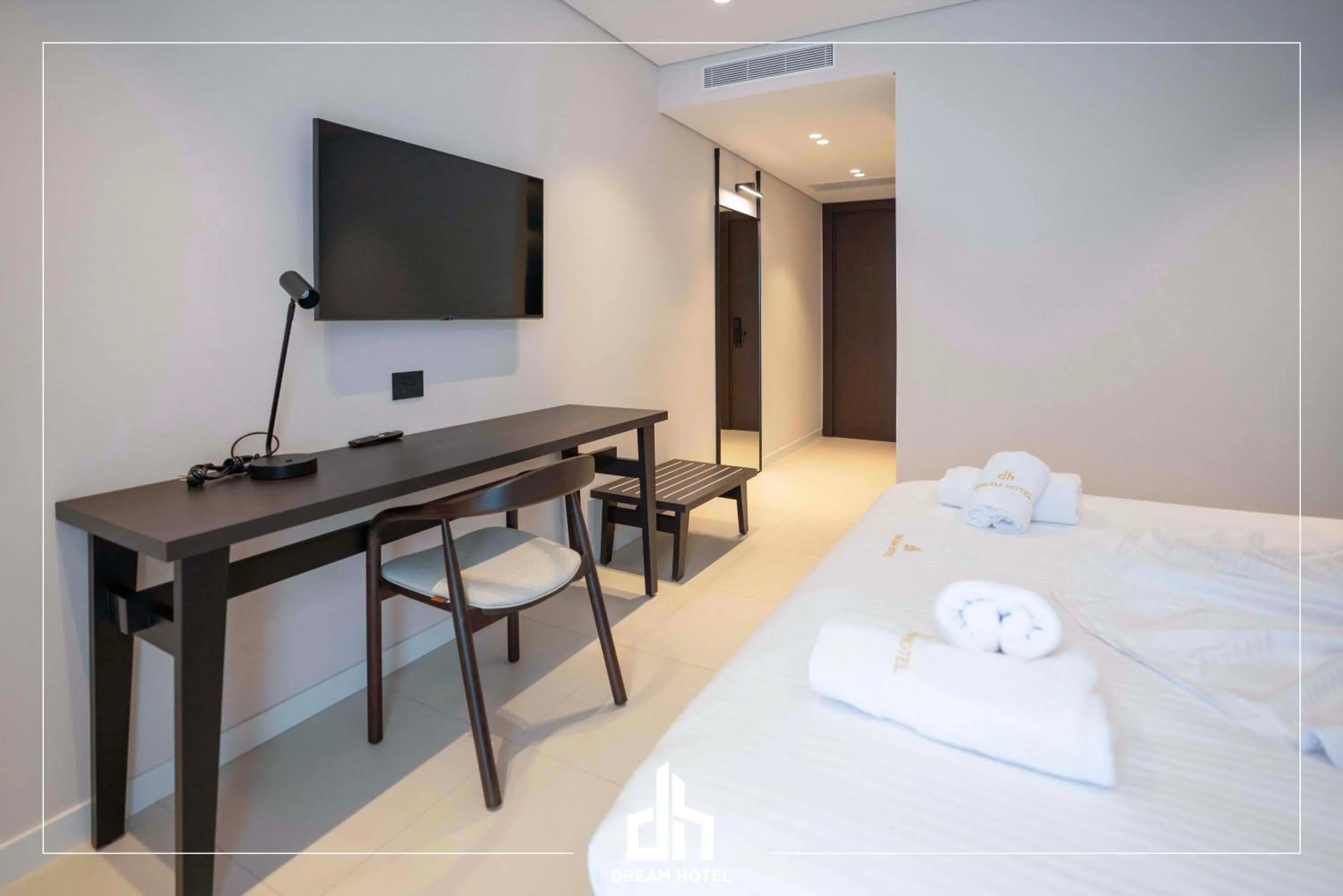Communal lounge/ TV room, Bed in DREAM HOTEL SARANDA