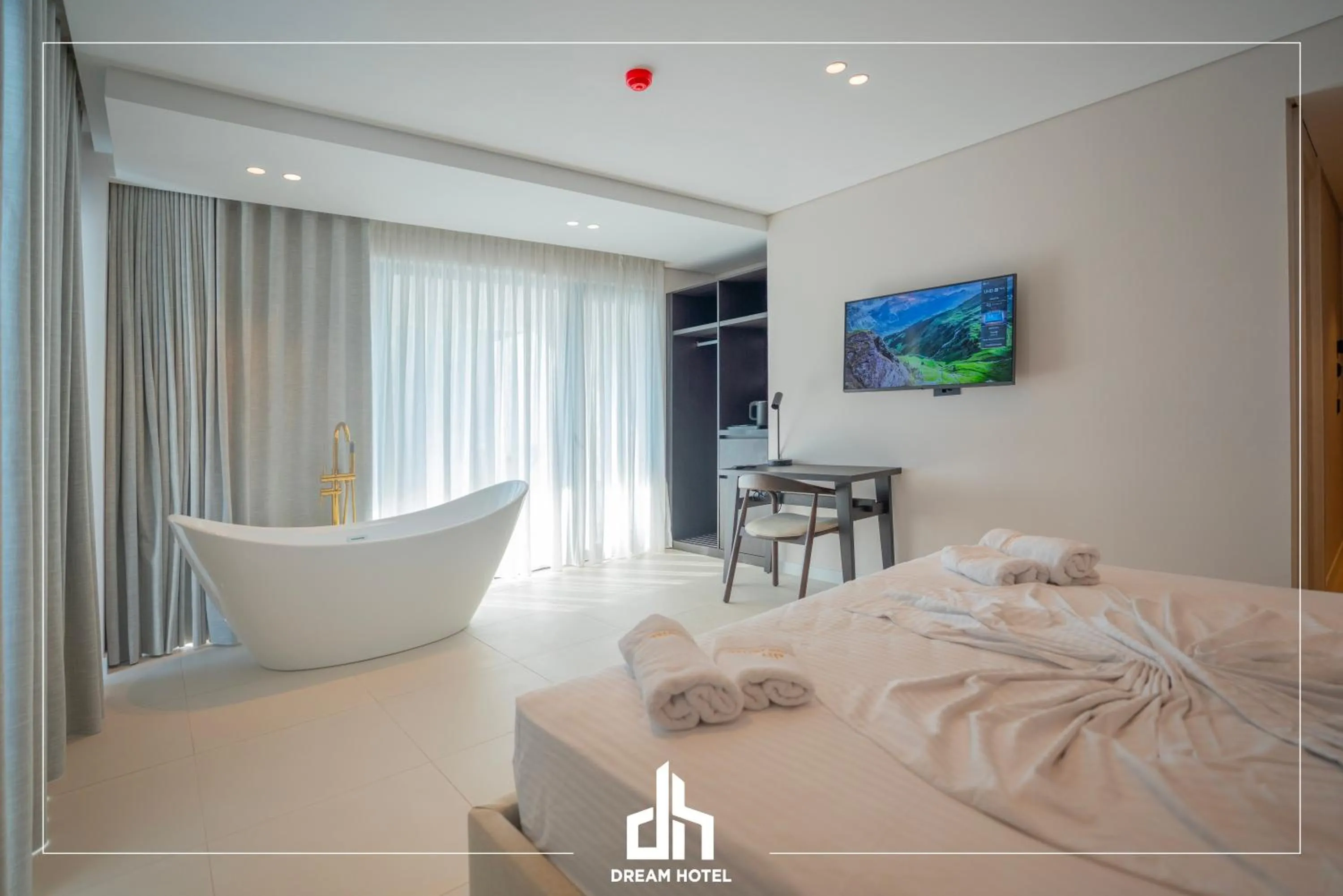 Hot Tub, Bed in DREAM HOTEL SARANDA
