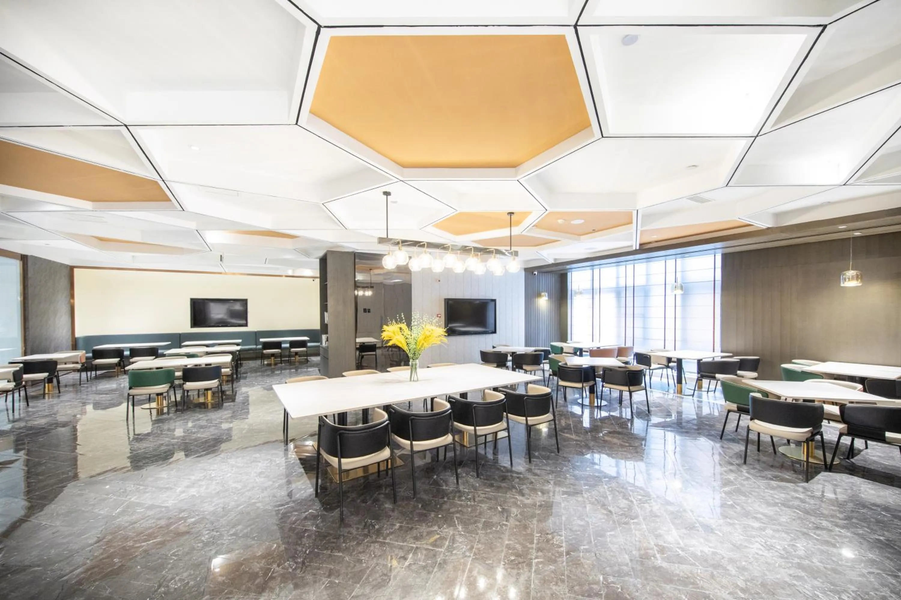 Restaurant/places to eat in Atour Hotel Jinan Huashan Huanyu Max