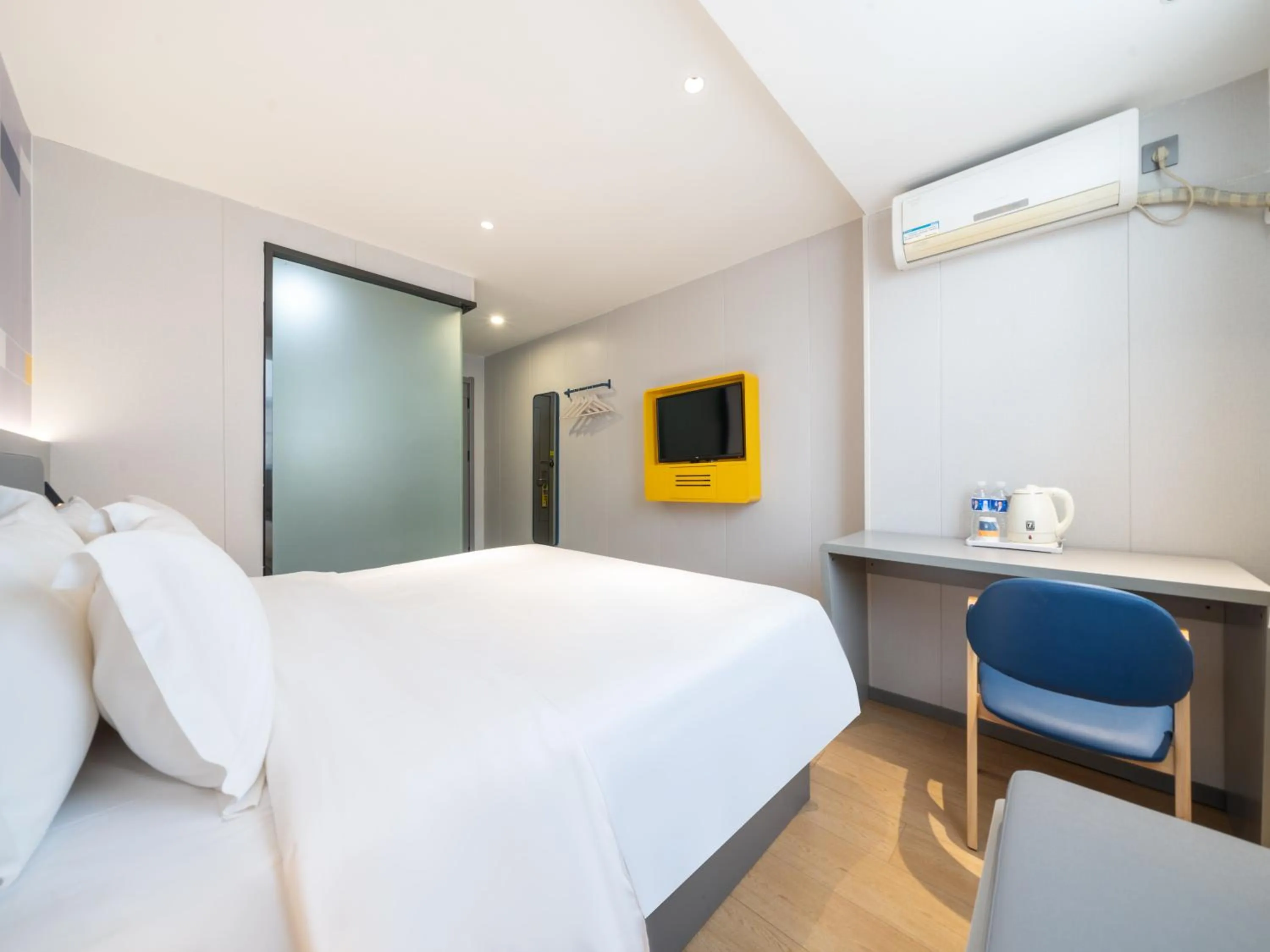 Photo of the whole room, Bed in 7Days Inn Railway Station Xi'an Wulukou Subway Station