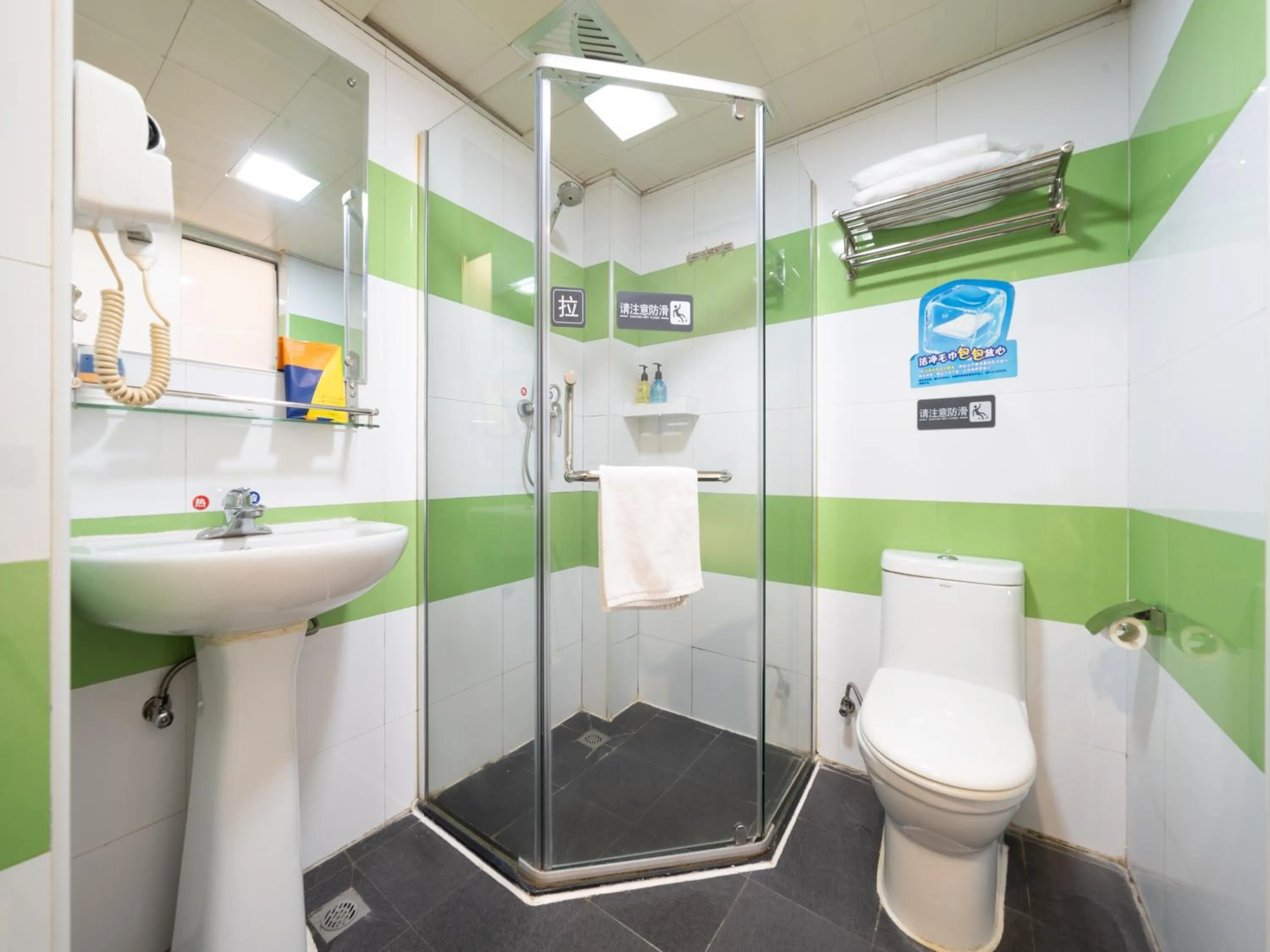 Toilet in 7Days Inn Railway Station Xi'an Wulukou Subway Station