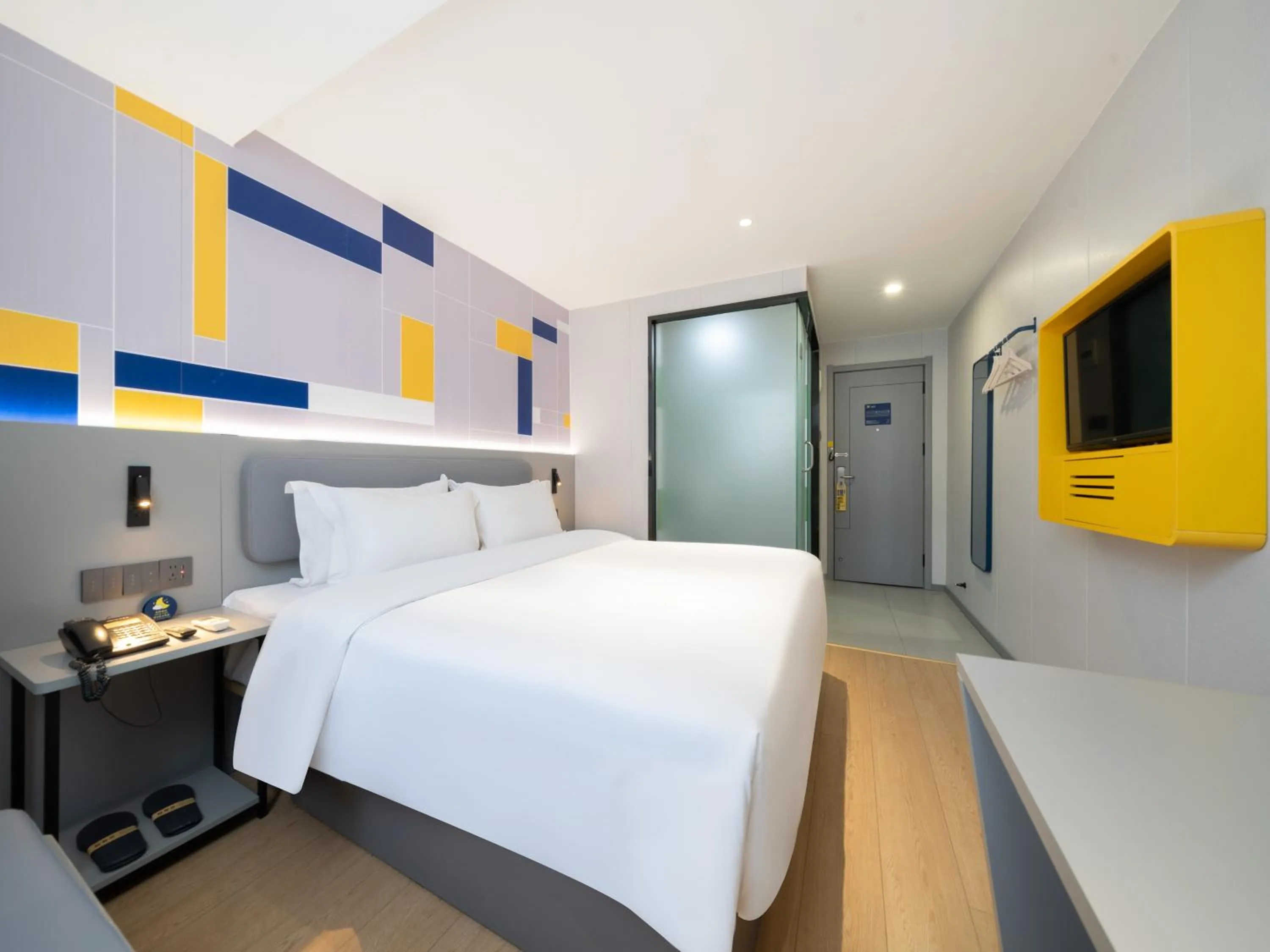 Photo of the whole room, Bed in 7Days Inn Railway Station Xi'an Wulukou Subway Station