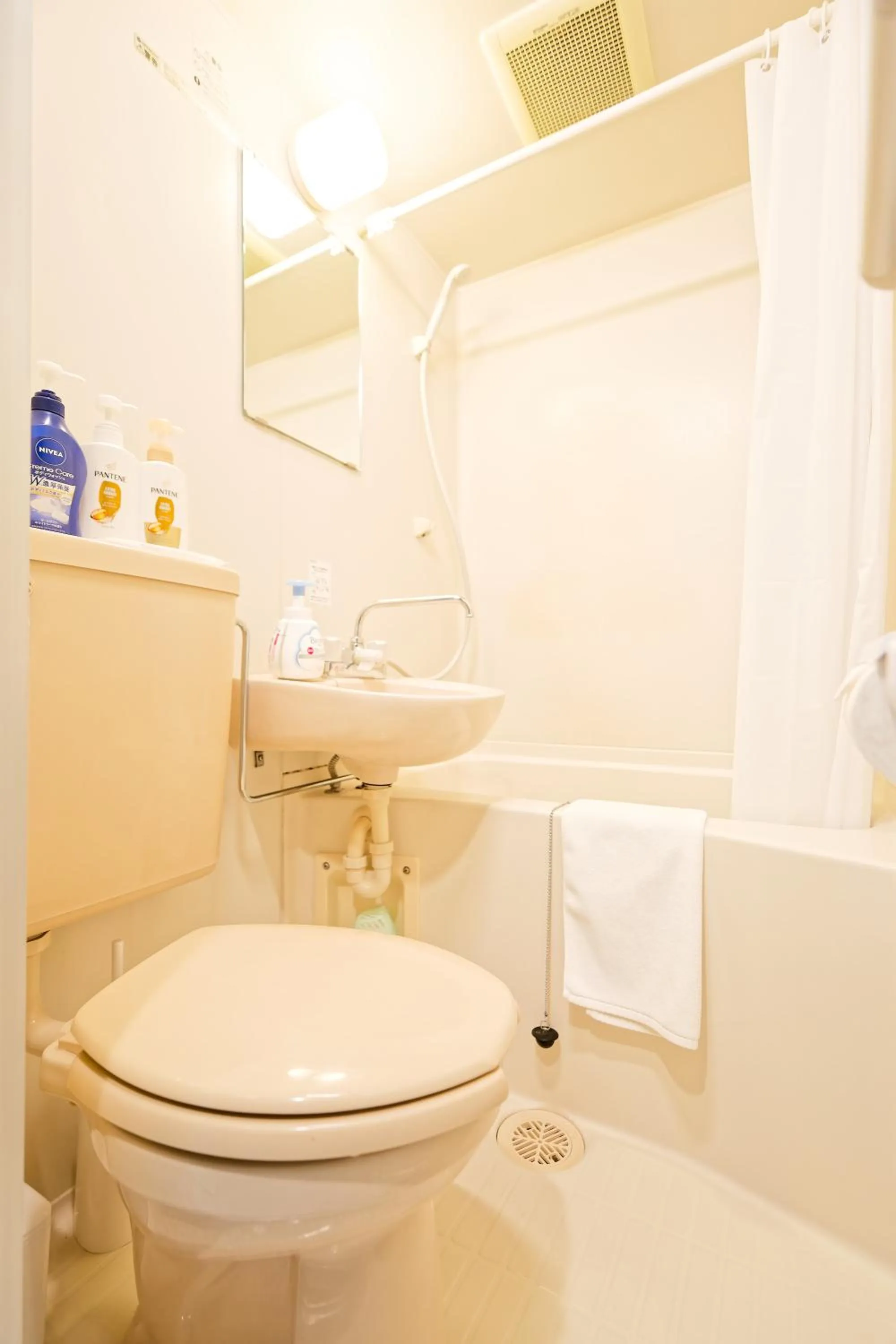 Shower in Shinjuku Waseda Earthtone Apartment