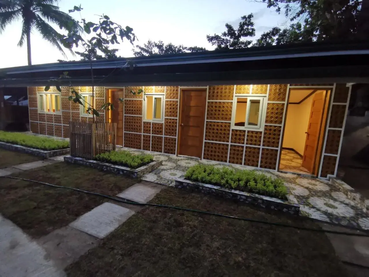 Property building in Tambayan Rooms and Cottages by SMS Hospitality Property building in Tambayan Rooms and Cottages by SMS Hospitality