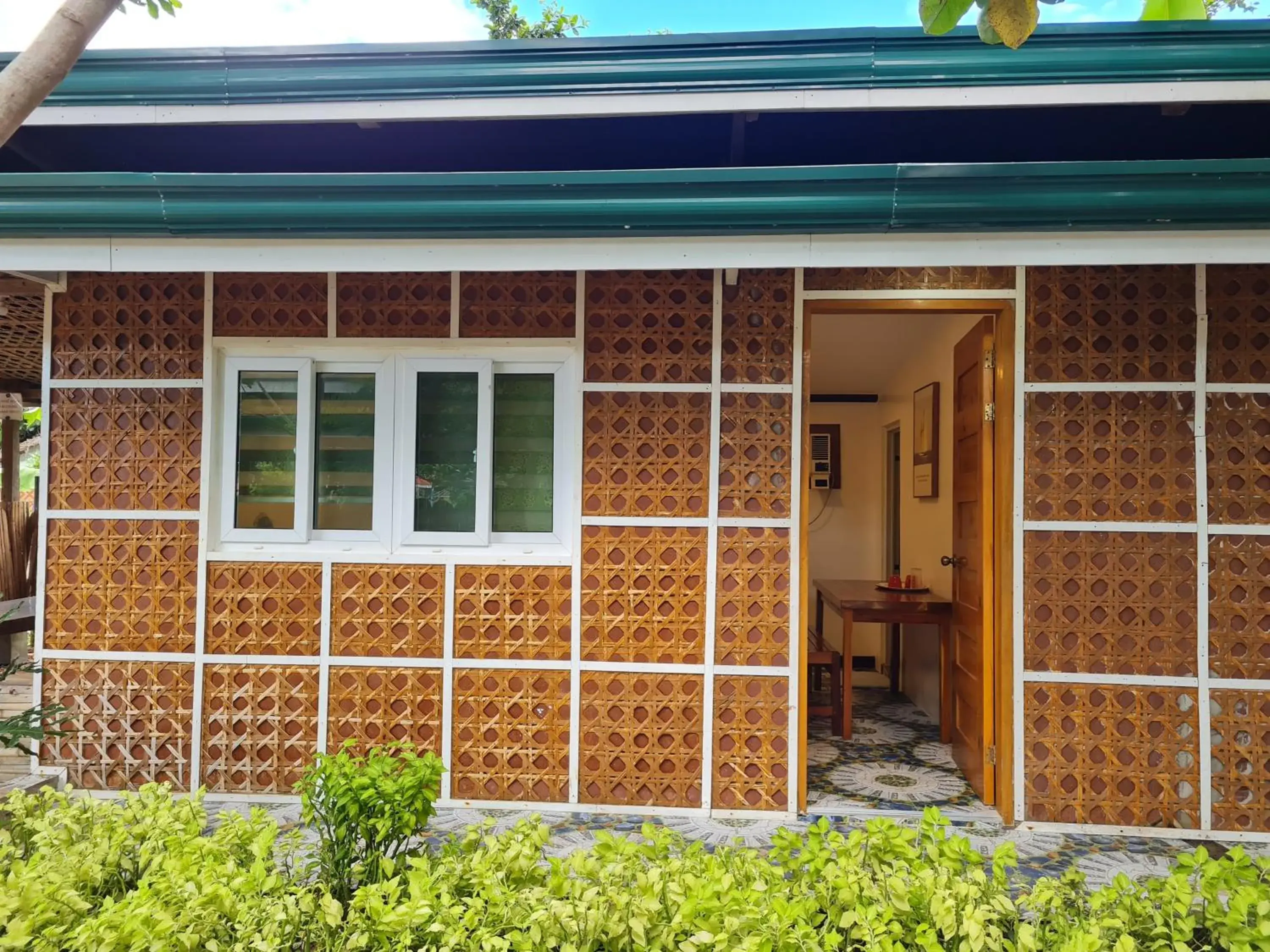 Property building in Tambayan Rooms and Cottages by SMS Hospitality Property building in Tambayan Rooms and Cottages by SMS Hospitality