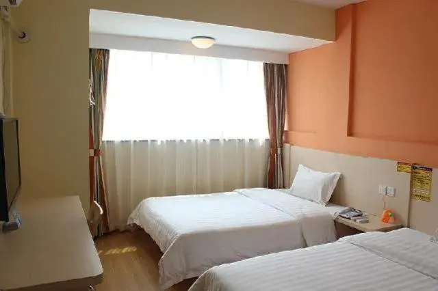 Photo of the whole room, Bed in 7Days Inn Hangzhou Xiasha Photo of the whole room, Bed in 7Days Inn Hangzhou Xiasha