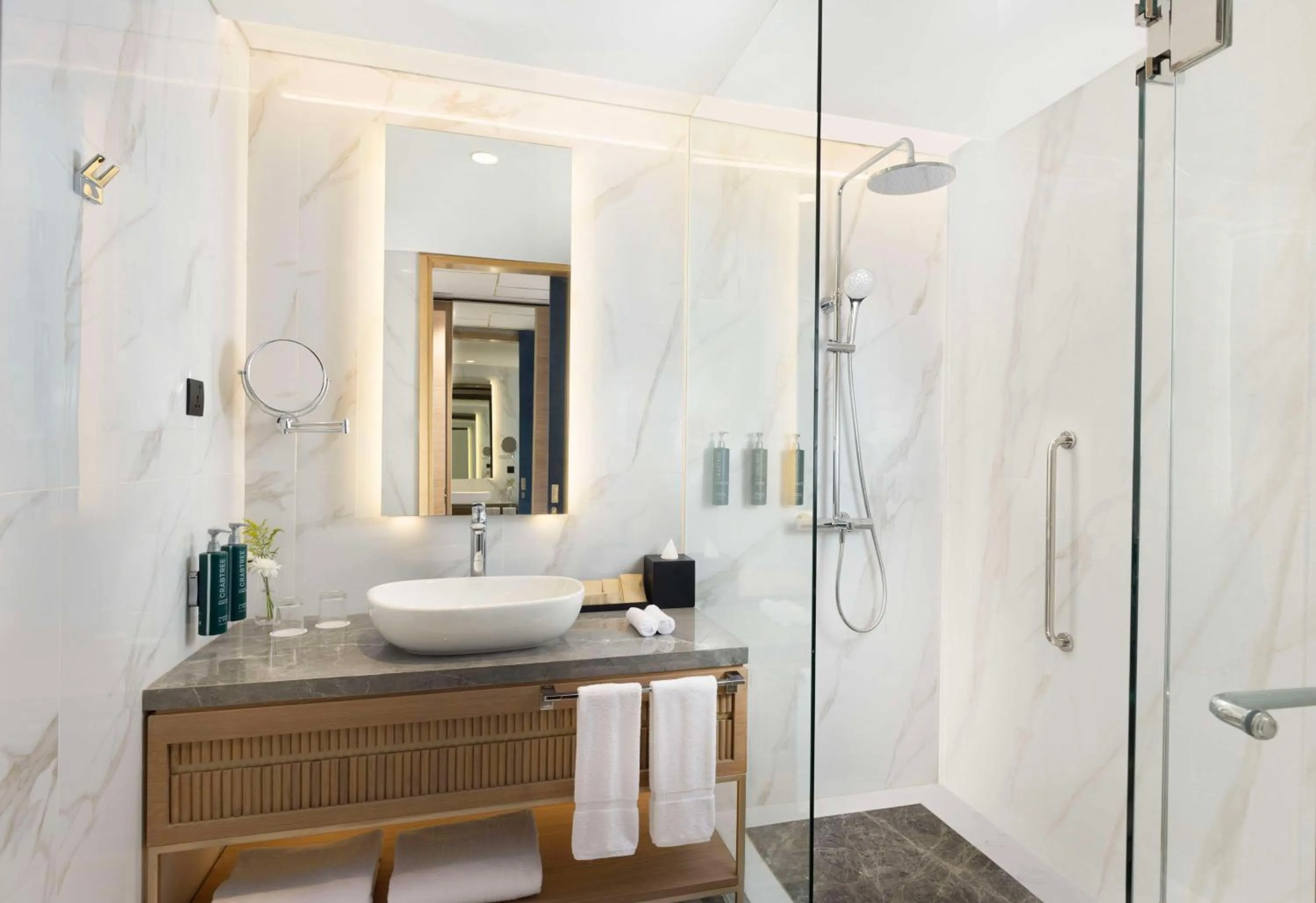 Shower in DoubleTree by Hilton Jakarta Bintaro Jaya