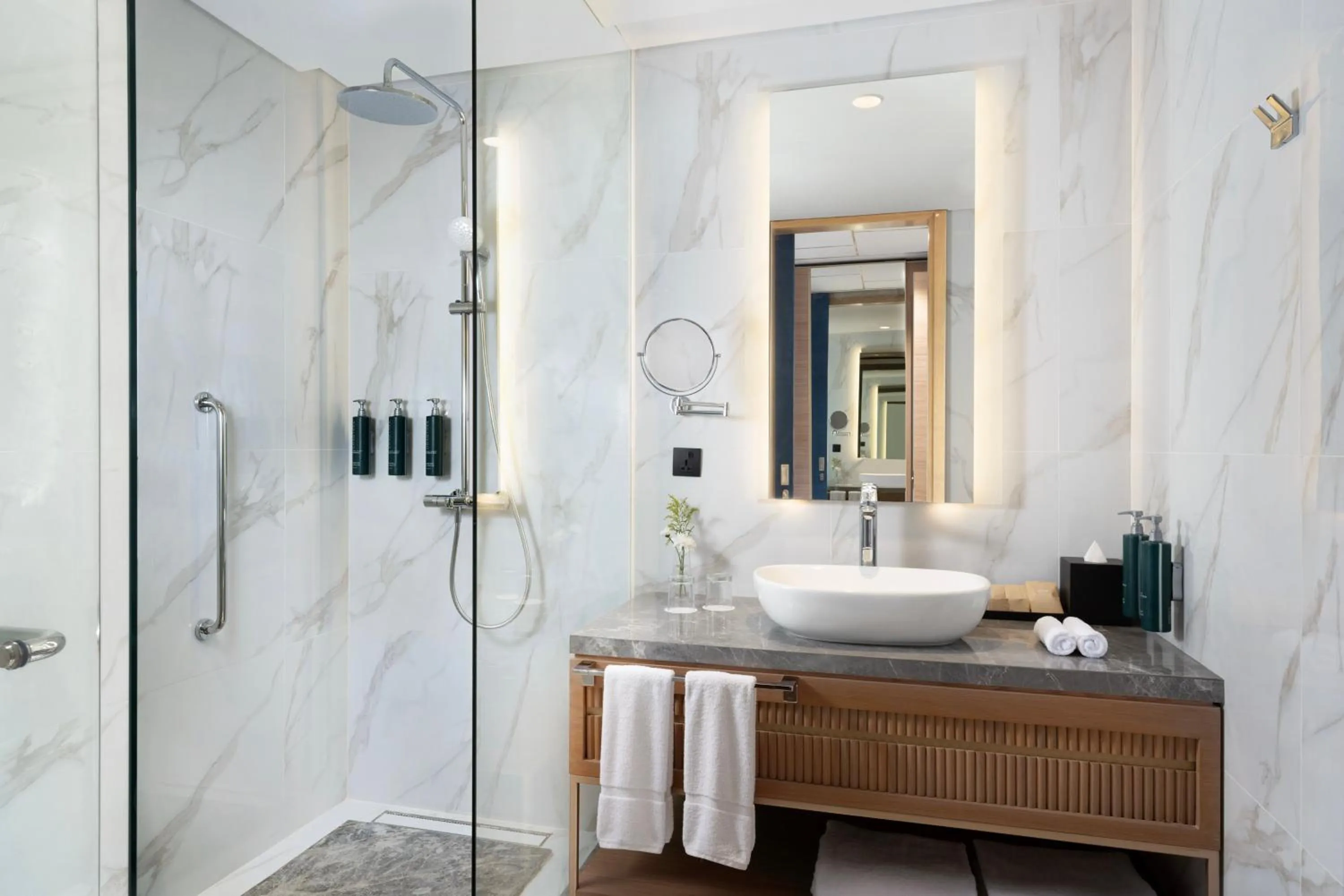 Shower in DoubleTree by Hilton Jakarta Bintaro Jaya