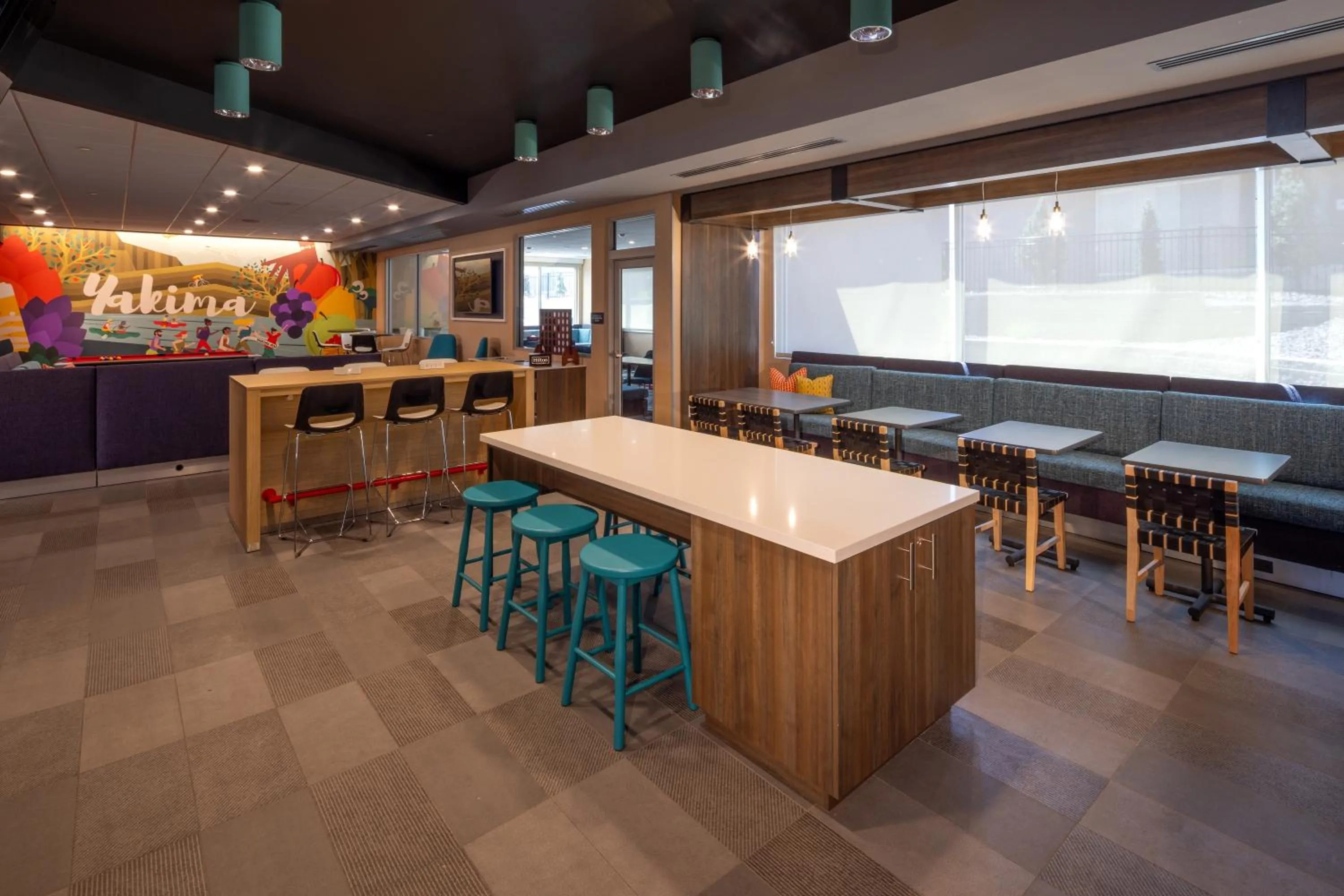 Dining area in Tru By Hilton Yakima Airport