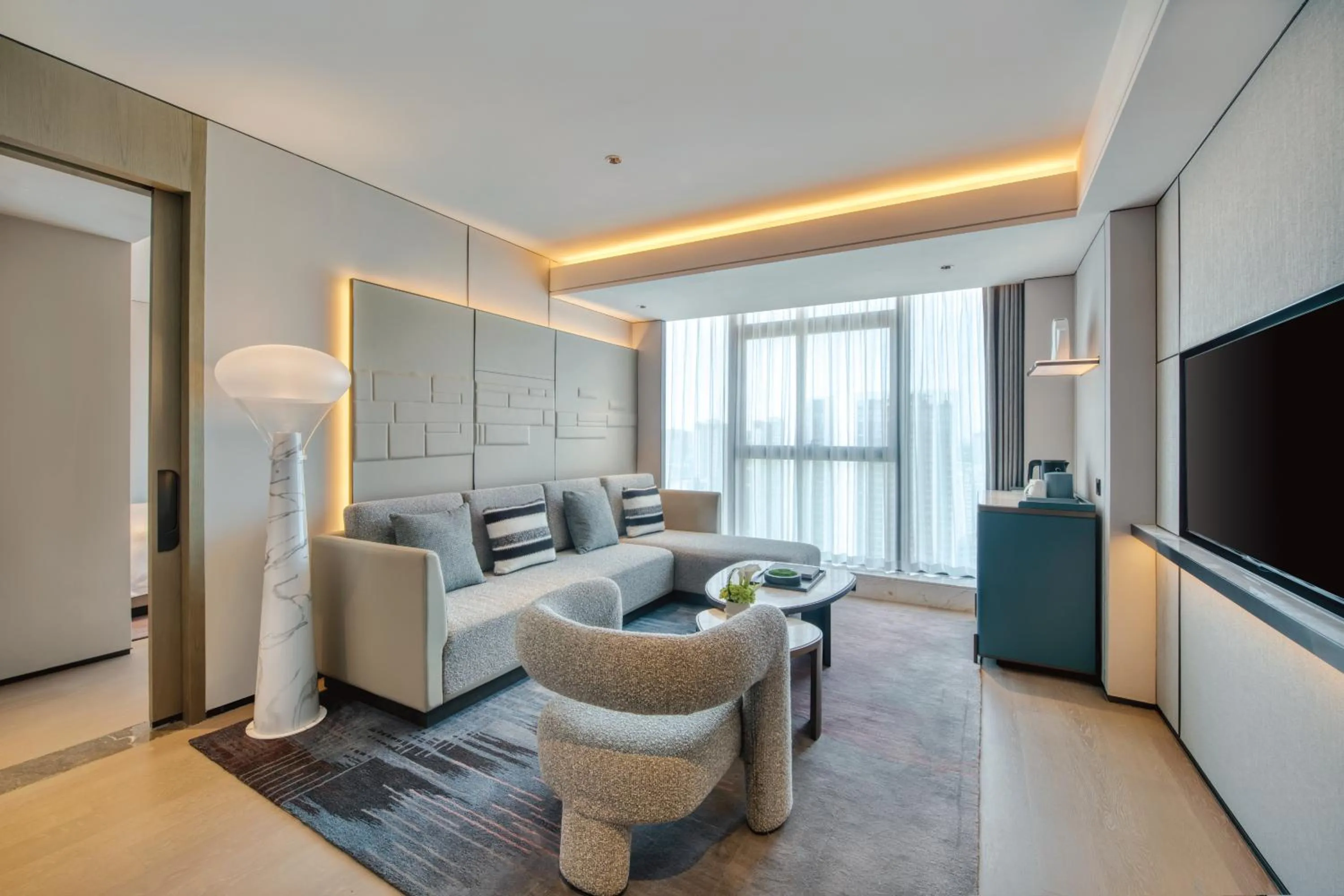 Communal lounge/ TV room in Crowne Plaza Xi'an Weiyang by IHG