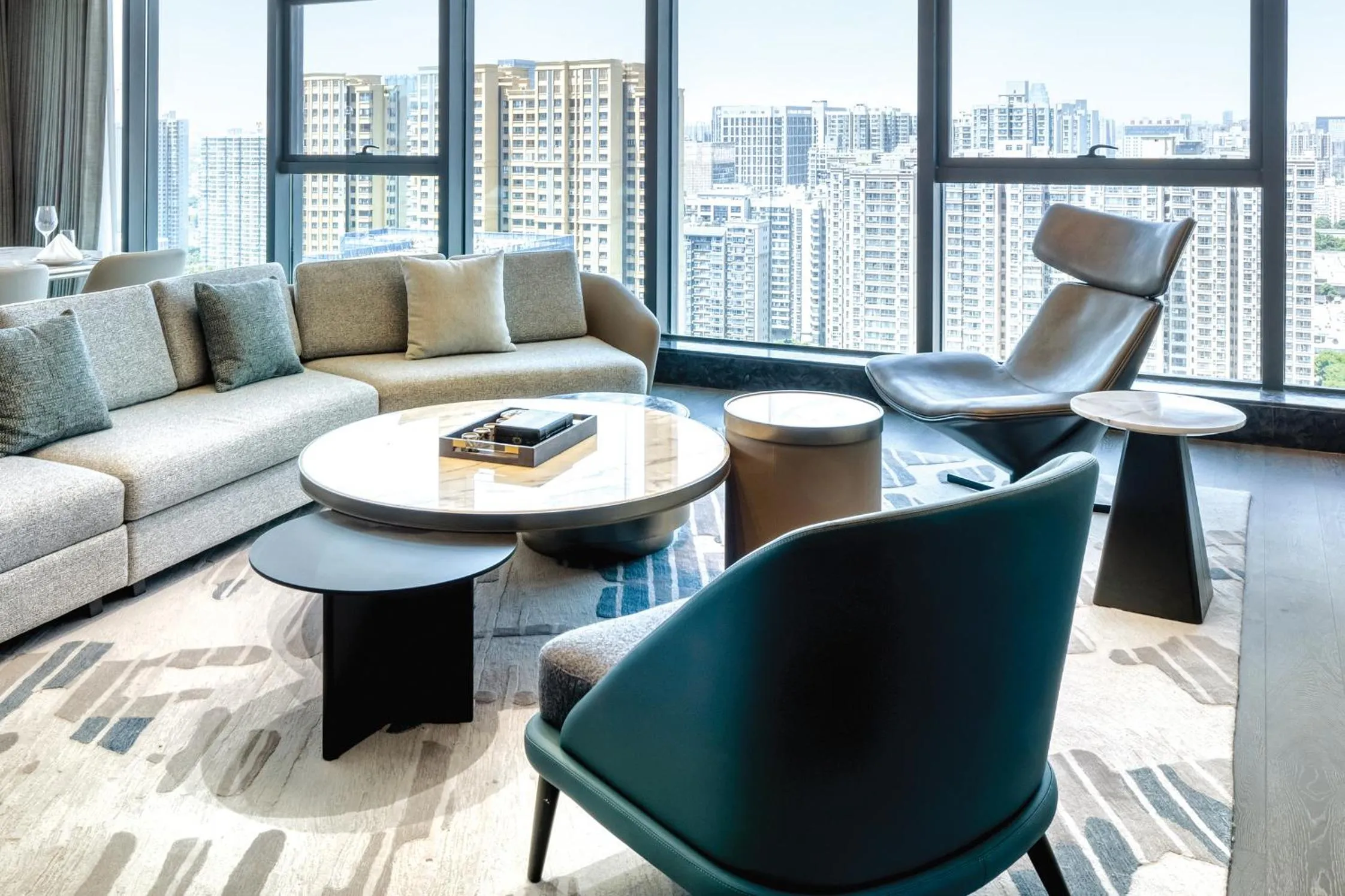 Living room in Crowne Plaza Xi'an Weiyang by IHG