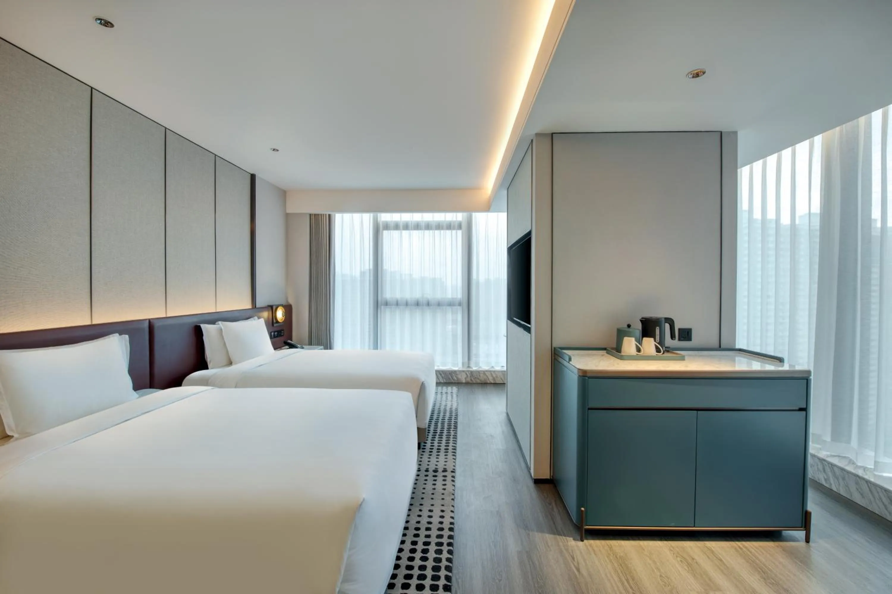 Photo of the whole room, Bed in Crowne Plaza Xi'an Weiyang by IHG