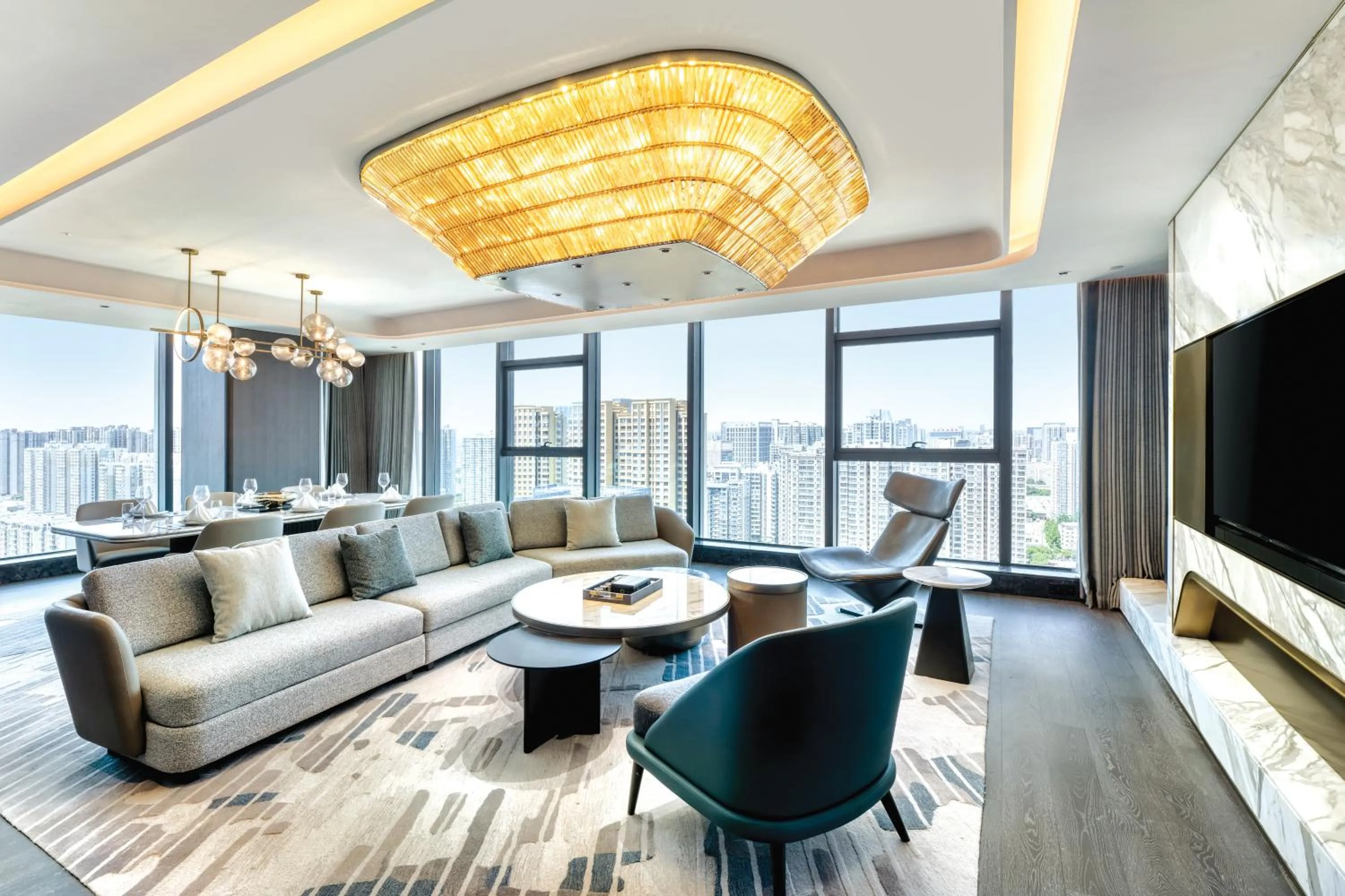 Communal lounge/ TV room in Crowne Plaza Xi'an Weiyang by IHG