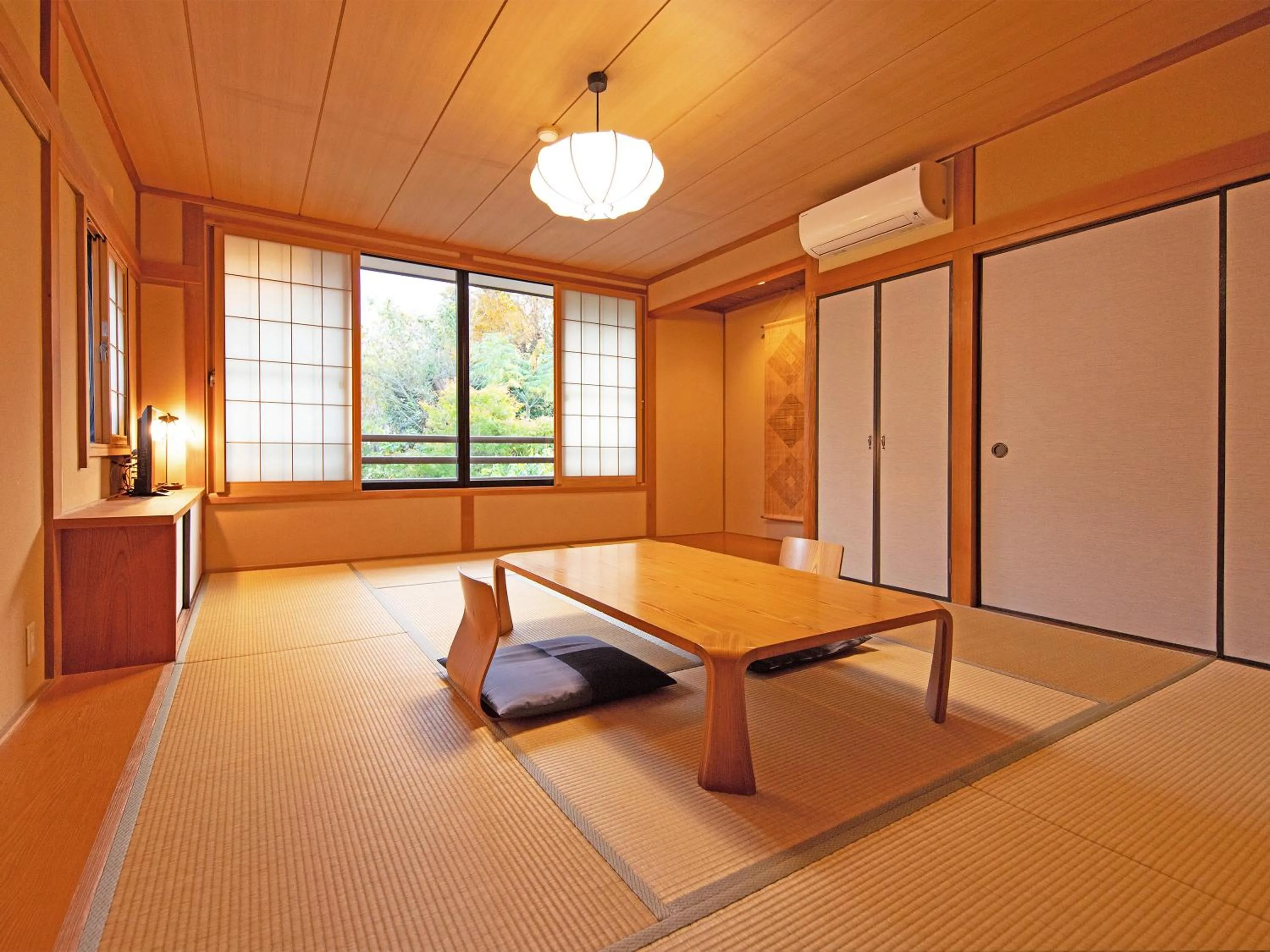 Photo of the whole room in Yufuin Onsen Ryokan Hananomai