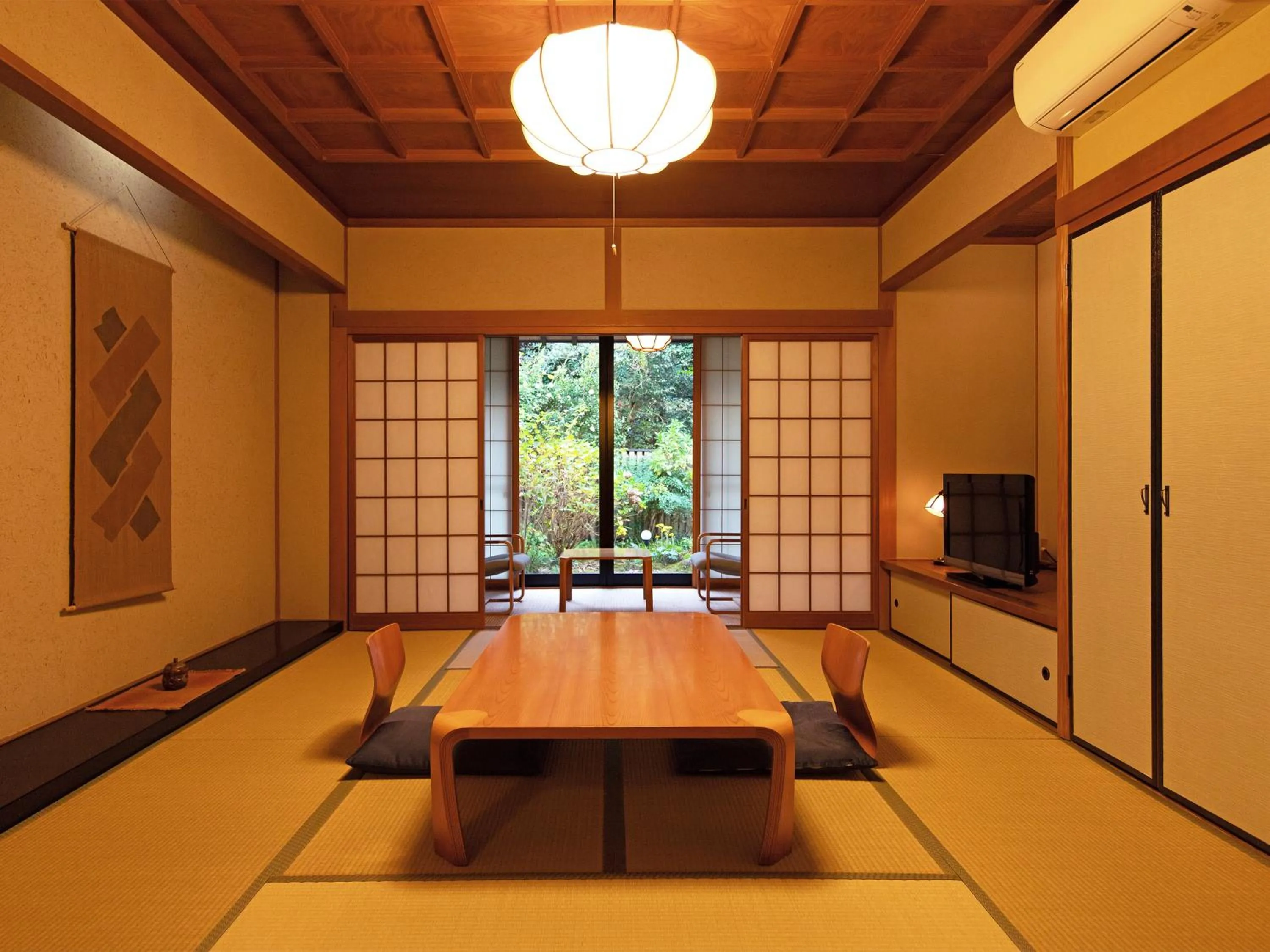 Photo of the whole room in Yufuin Onsen Ryokan Hananomai