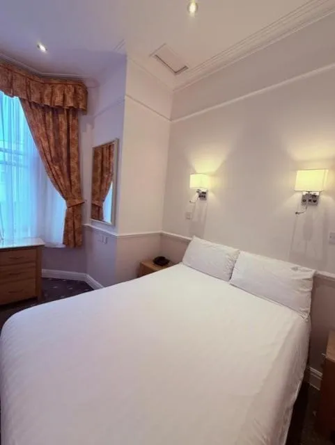 Bedroom, Bed in Hyde Park Radnor Hotel B&B