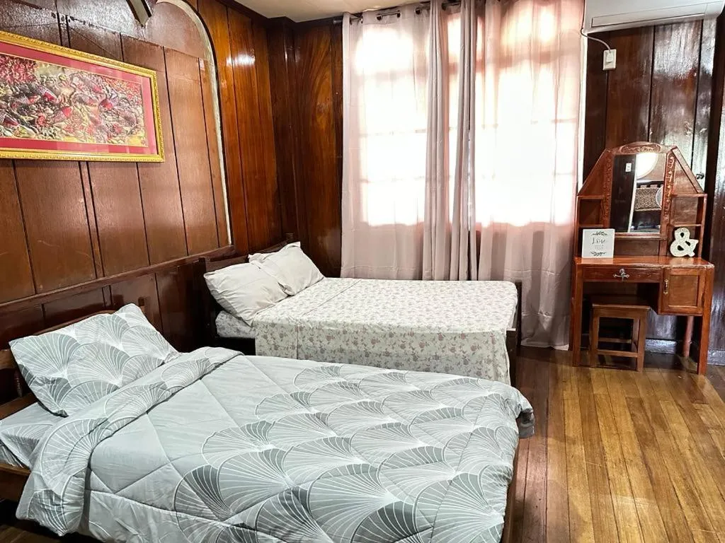 Bed in Topaz Bed & Breakfast Hotel