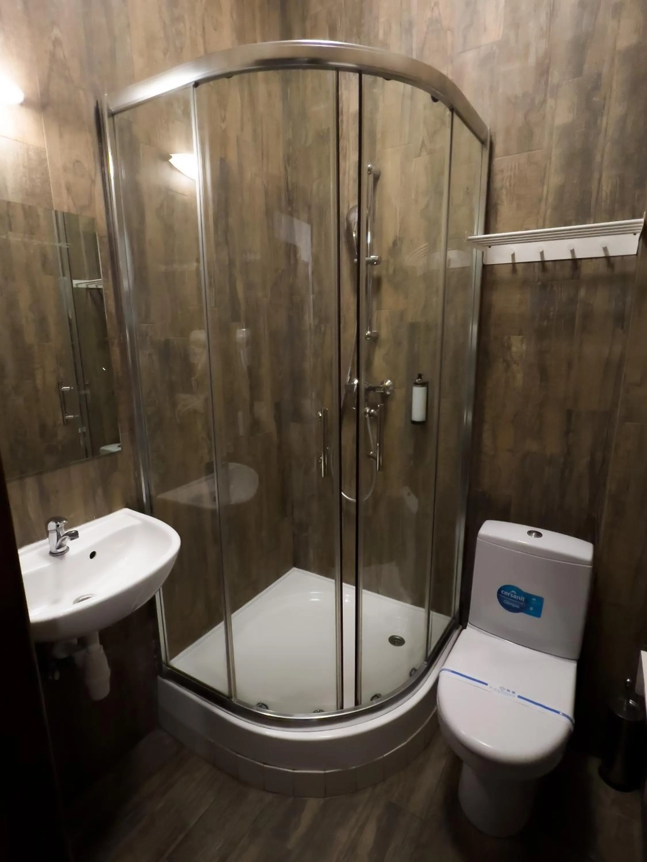 Shower in NeboS Hotel & Restaurant