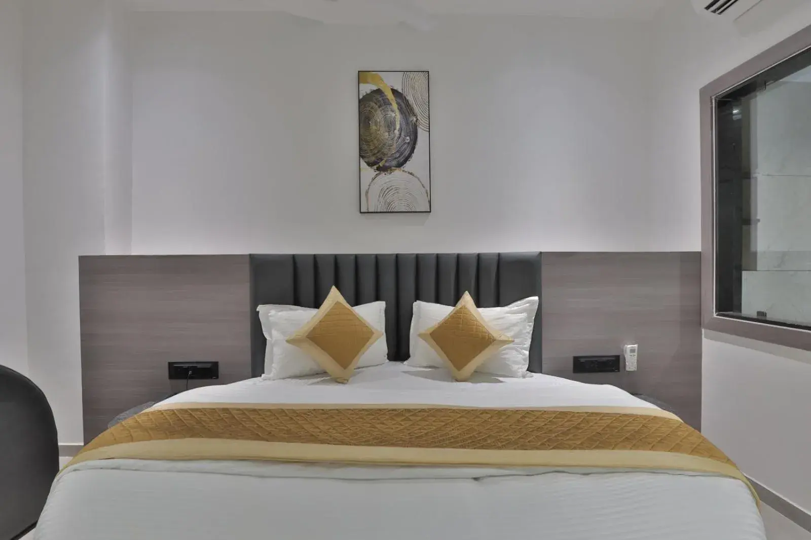 Bedroom, Bed in Hotel Legacy Bedroom, Bed in Hotel Legacy