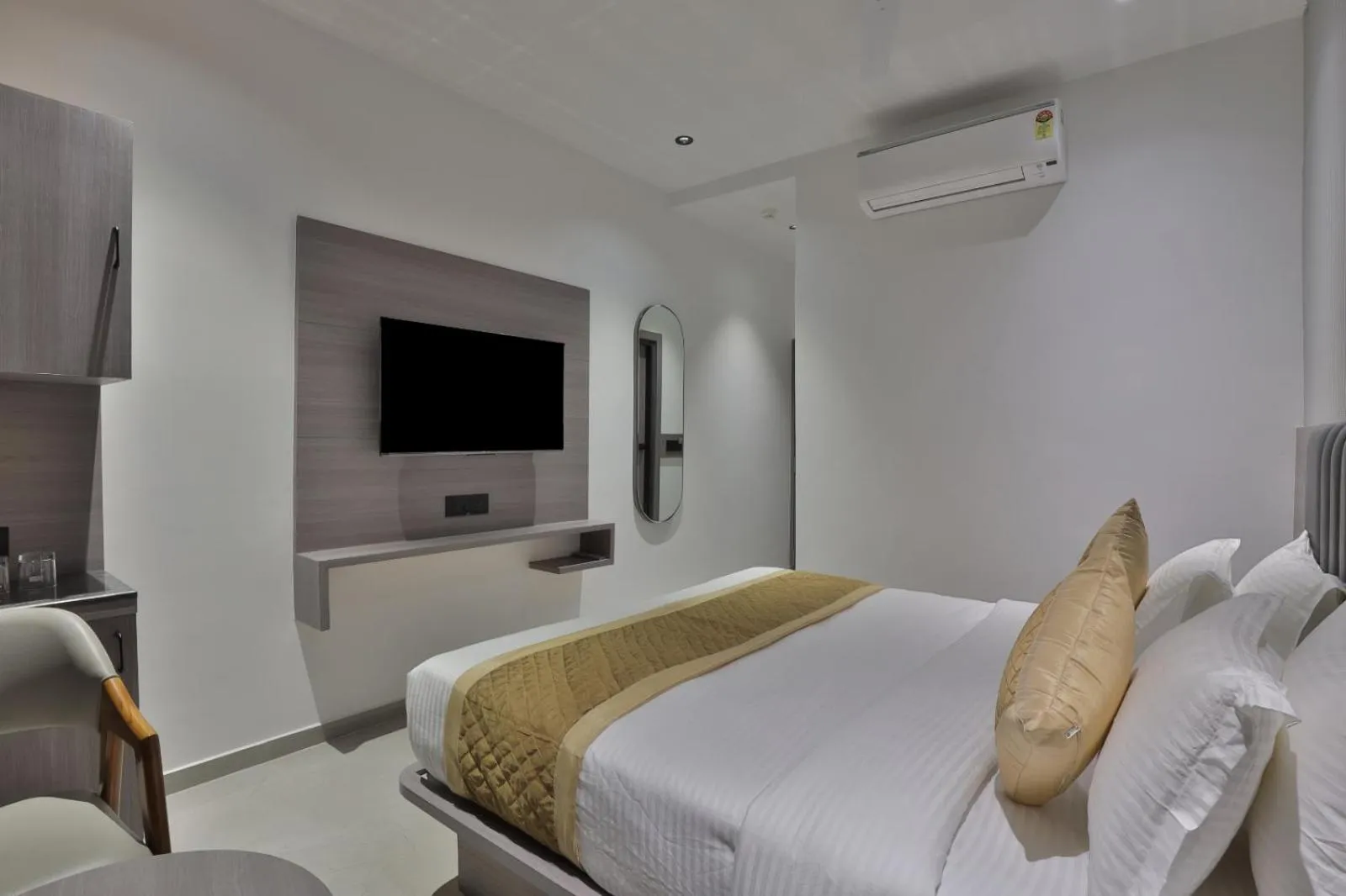 Bedroom, Bed in Hotel Legacy