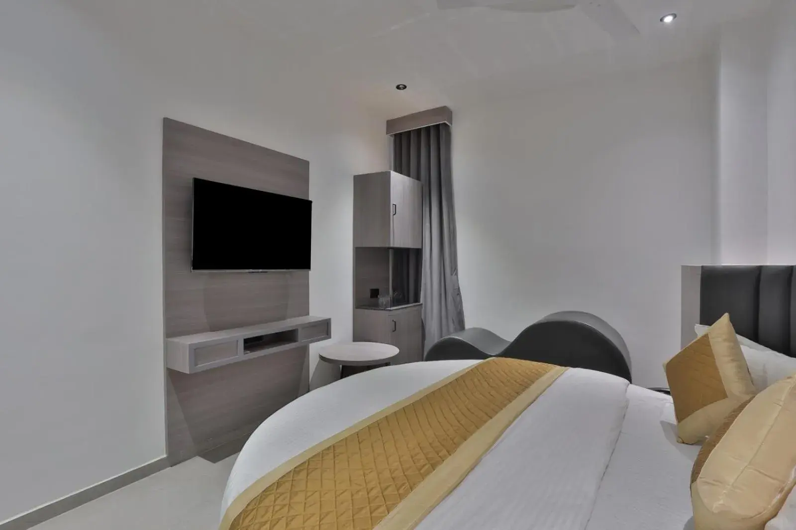 Deluxe King Room - single occupancy in Hotel Legacy Deluxe King Room - single occupancy in Hotel Legacy