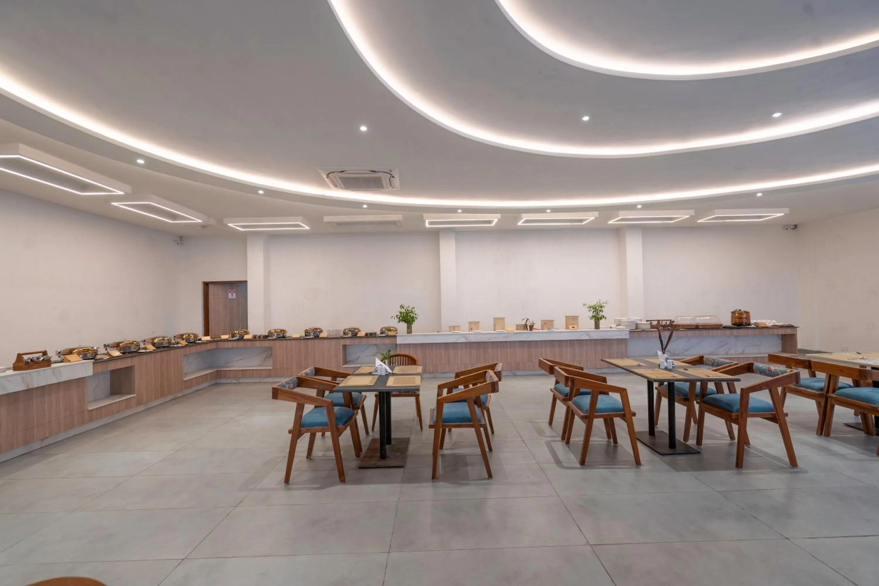 Restaurant/places to eat in Evara Spa & Resort