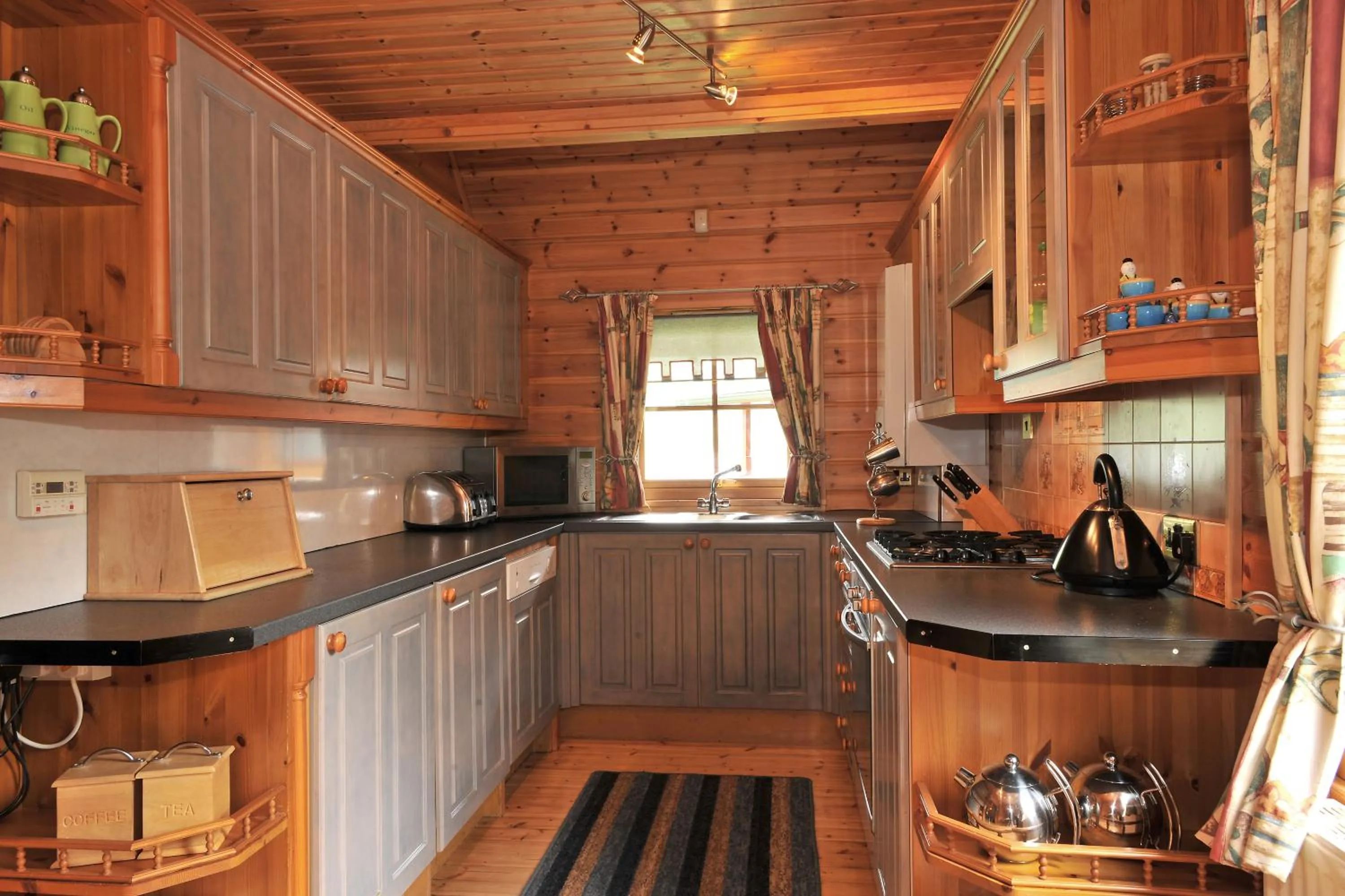 Kitchen or kitchenette in Ardlui Lochside Lodges