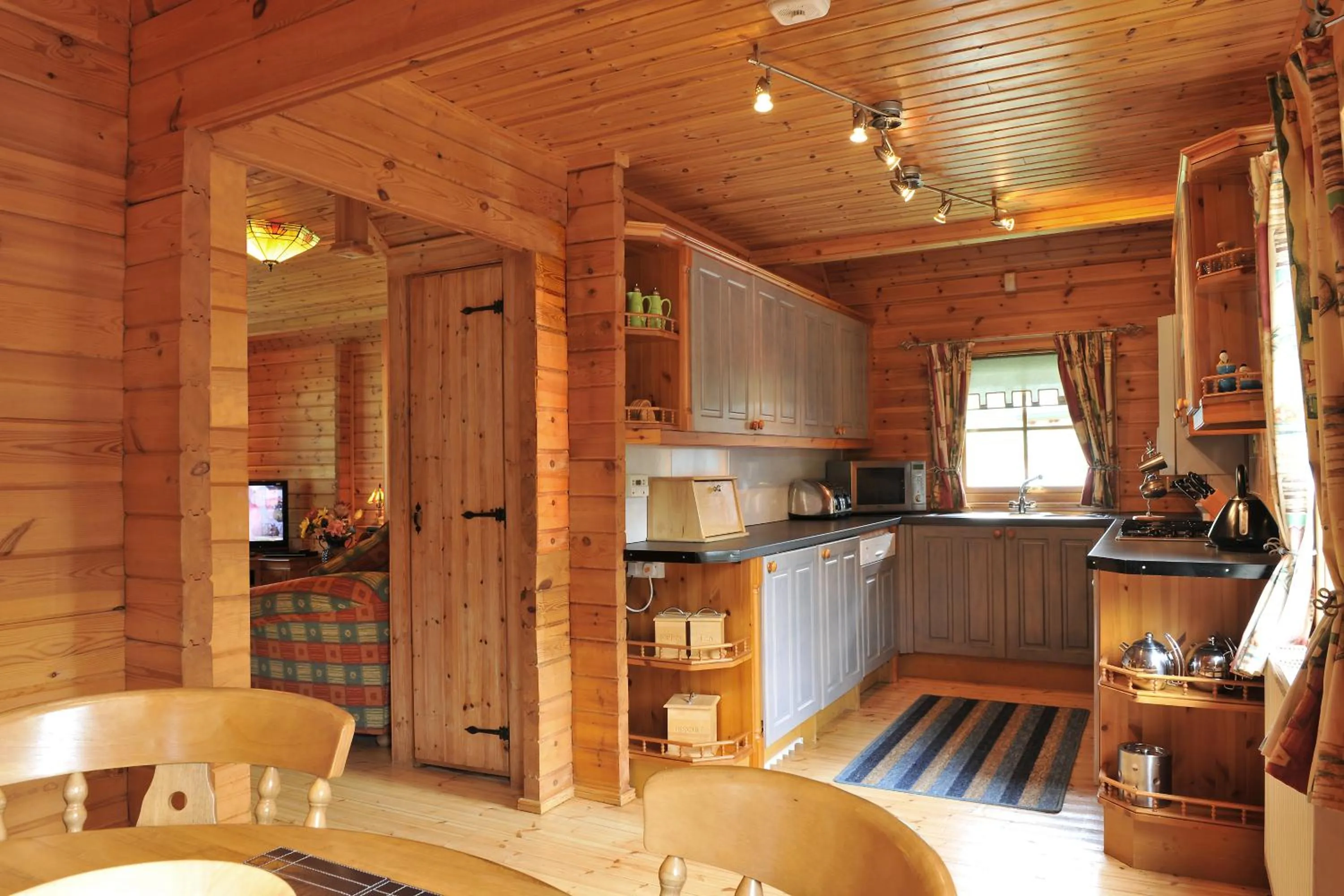 Kitchen or kitchenette in Ardlui Lochside Lodges
