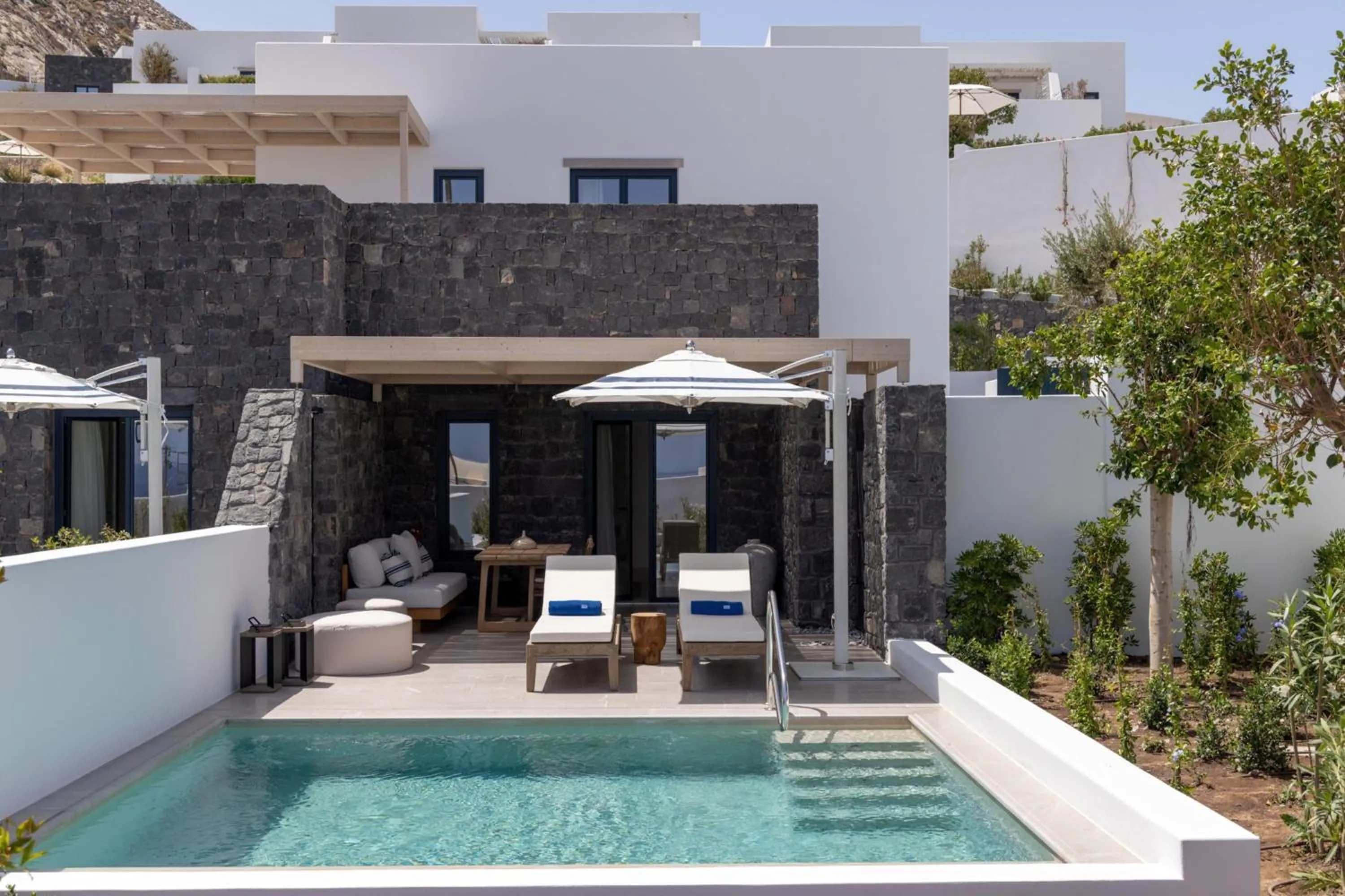 Living room in Sandblu Santorini, LXR Hotels & Resorts